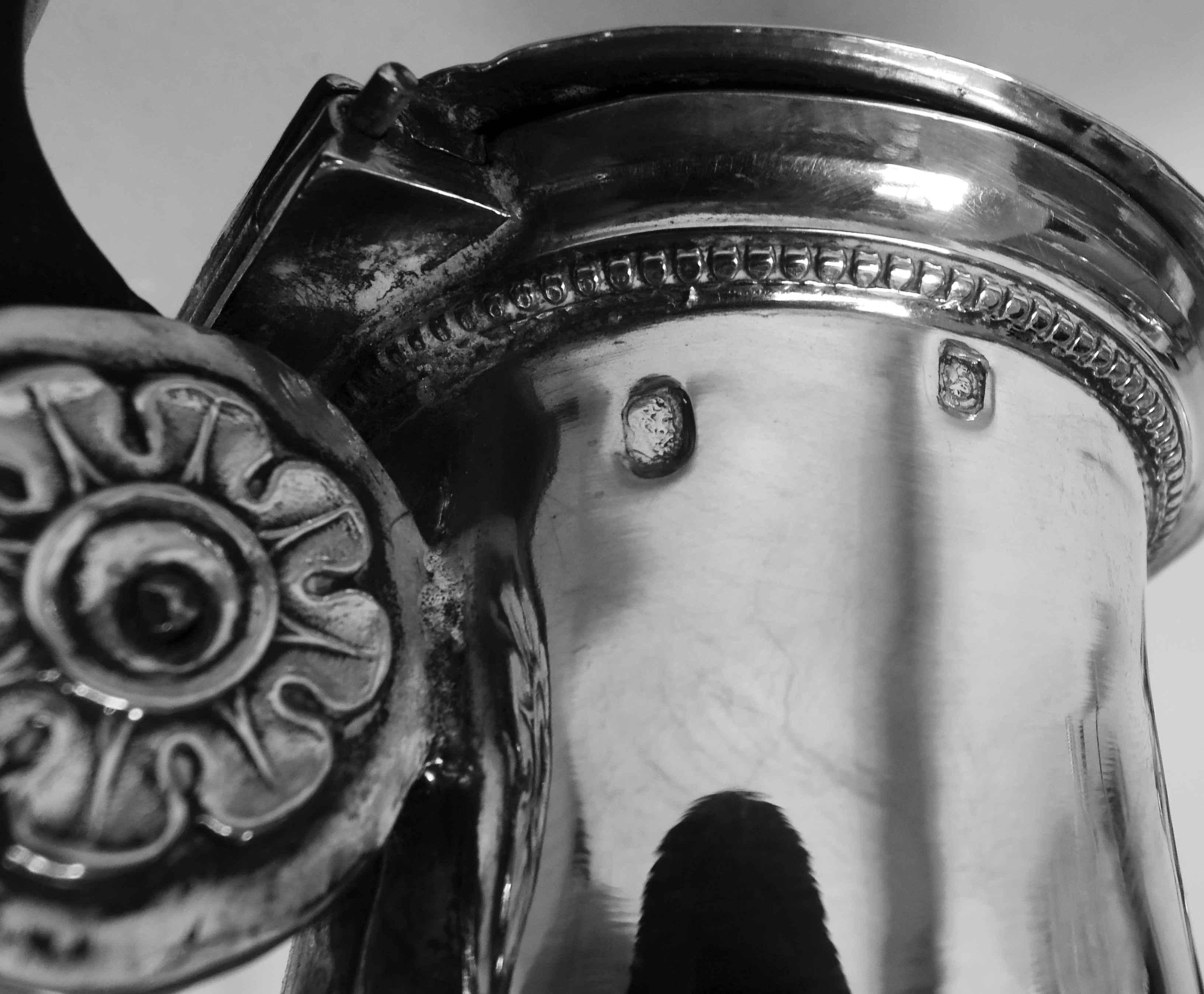 Paar französische Restaurationskaffeekannen aus Silber mit Pferdekopfausgießern im Angebot 9