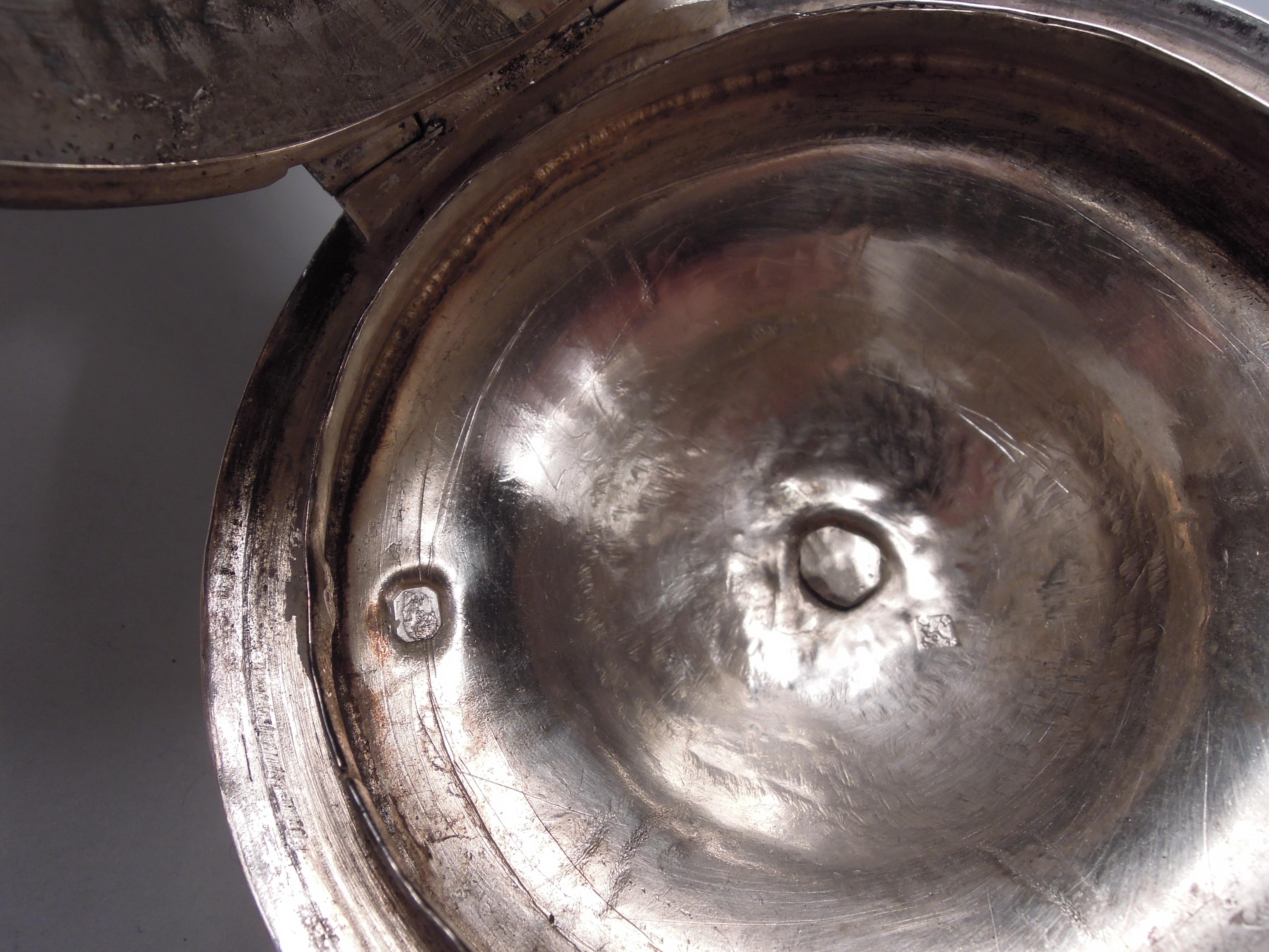 Paar französische Restaurationskaffeekannen aus Silber mit Pferdekopfausgießern im Angebot 11