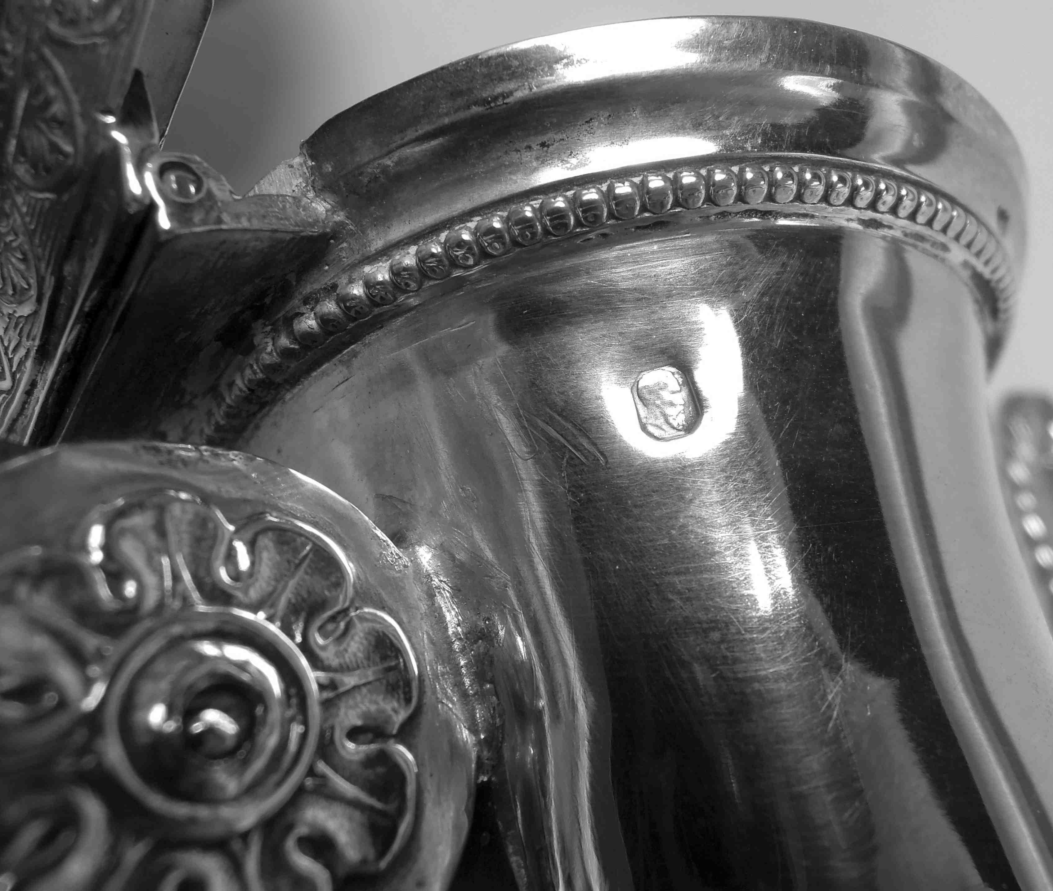 Paar französische Restaurationskaffeekannen aus Silber mit Pferdekopfausgießern im Angebot 14