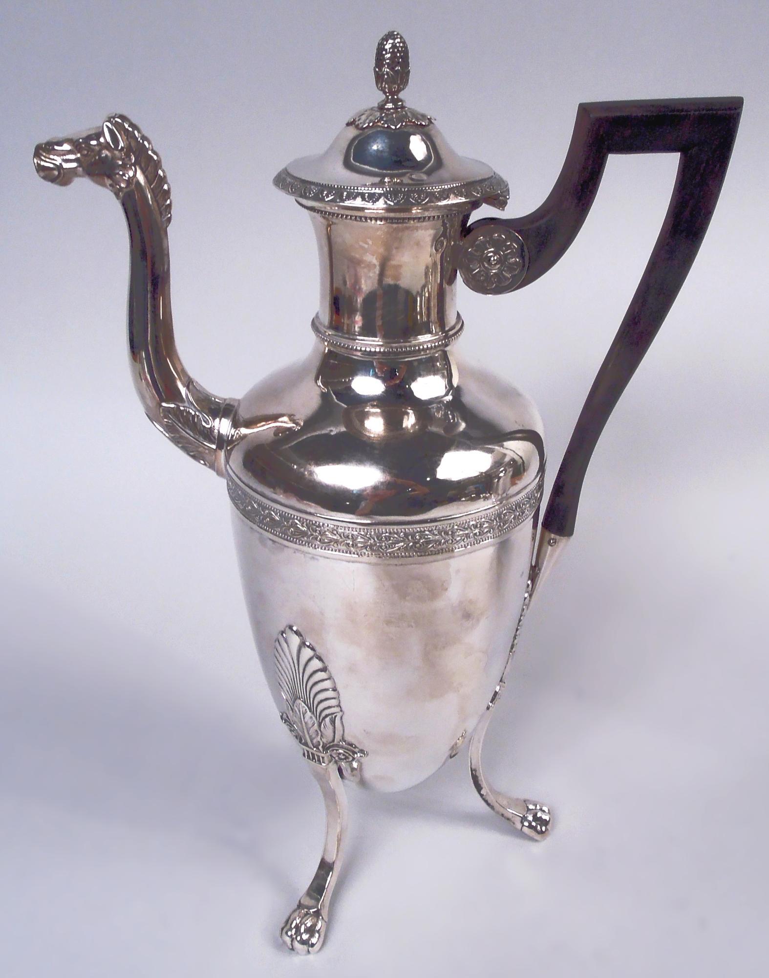Paar französische Kaffeekannen Restauration Classical 950 Silber. Jede: Eiförmige Schale, trommelförmiger Hals, aufklappbarer und gewölbter Deckel mit blattbestückter Beerenkappe. S-förmige Tülle mit Blattwerk und Pferdekopf am Ende. Klammergriff