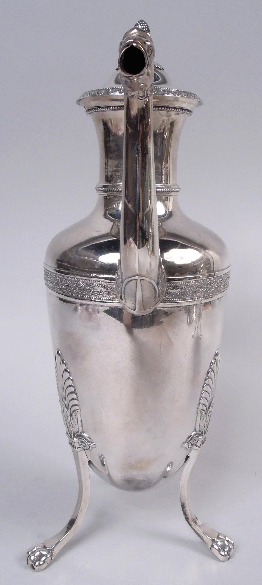Paar französische Restaurationskaffeekannen aus Silber mit Pferdekopfausgießern (Französisch) im Angebot
