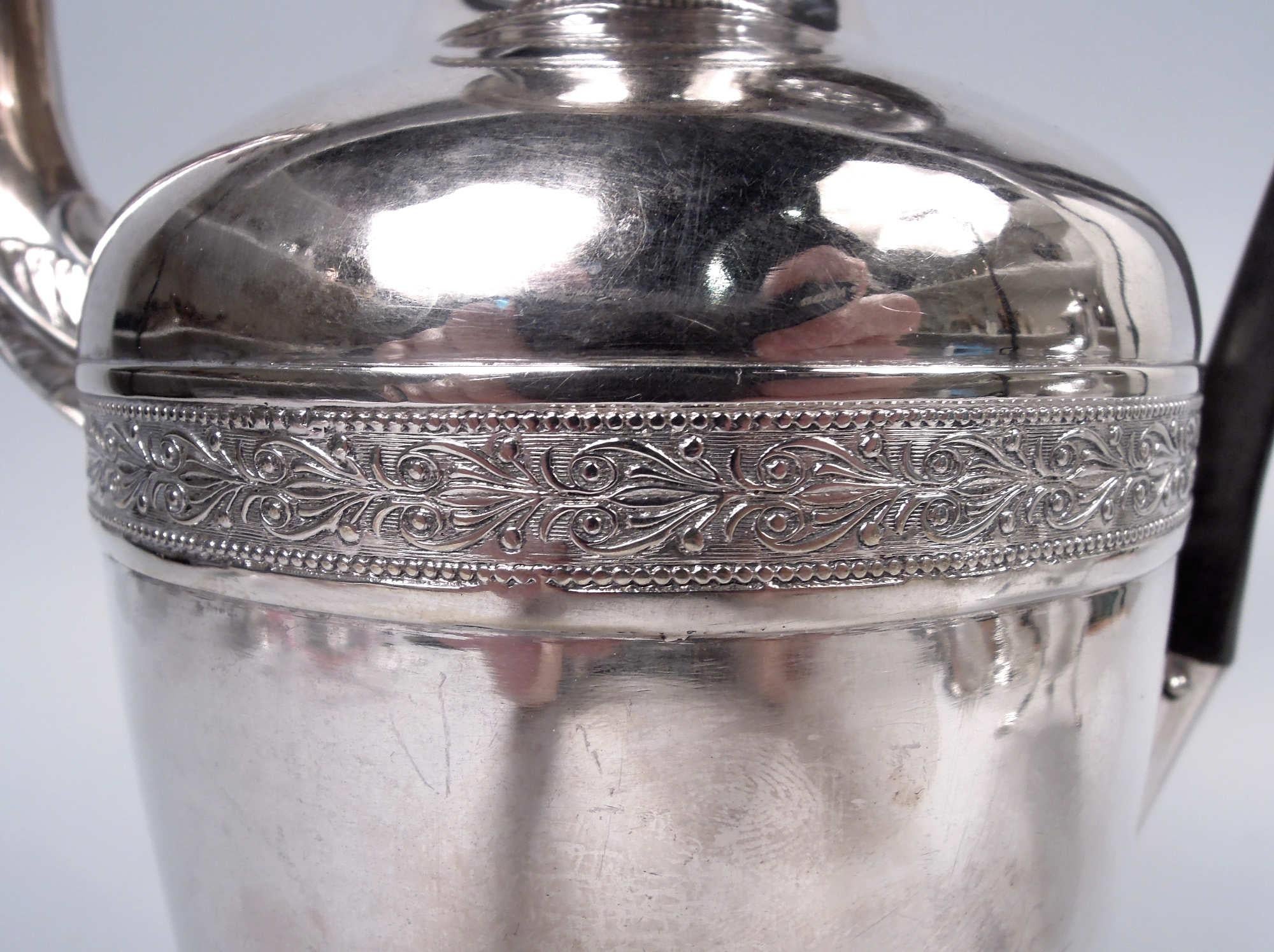 Paar französische Restaurationskaffeekannen aus Silber mit Pferdekopfausgießern im Angebot 2