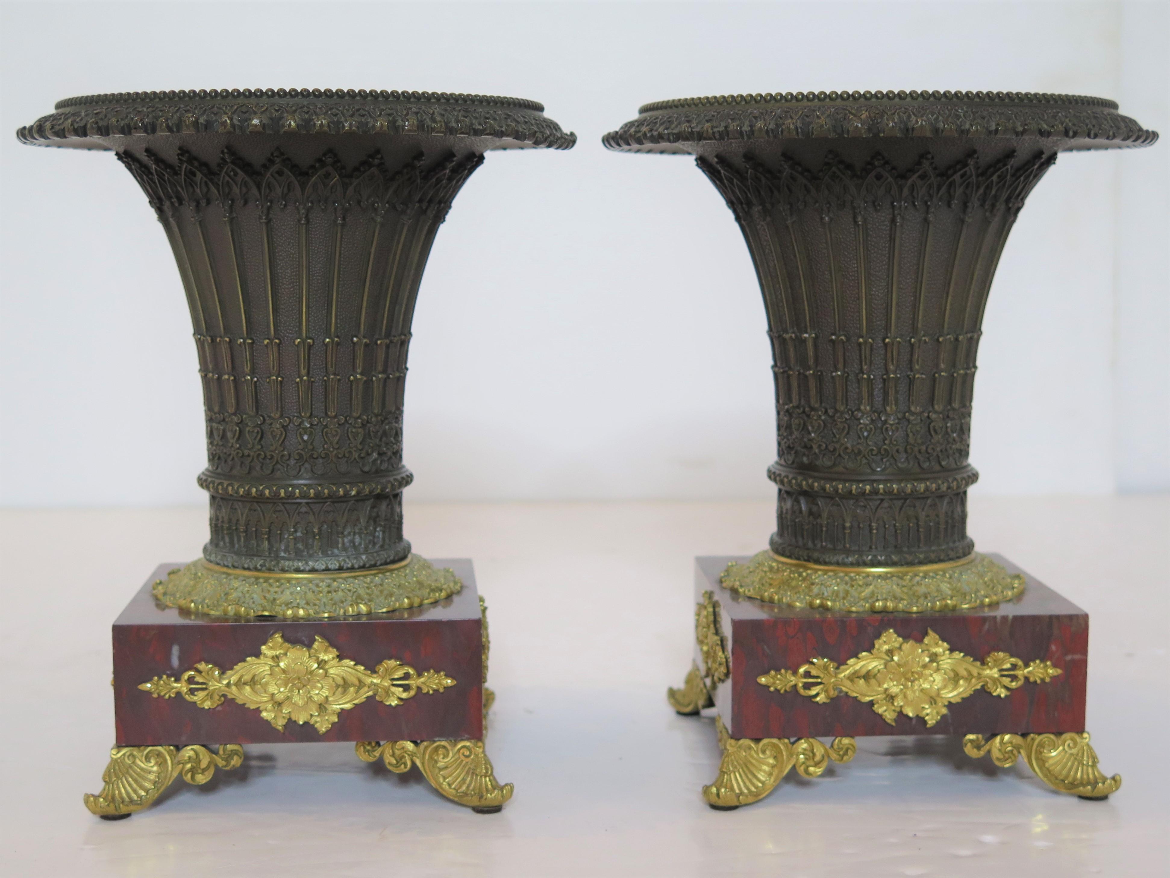Paire d'urnes en bronze de la Restauration française avec des bases en marbre rouge-gris et des montures en bronze doré. Circa 1835

MESURES :

9.25