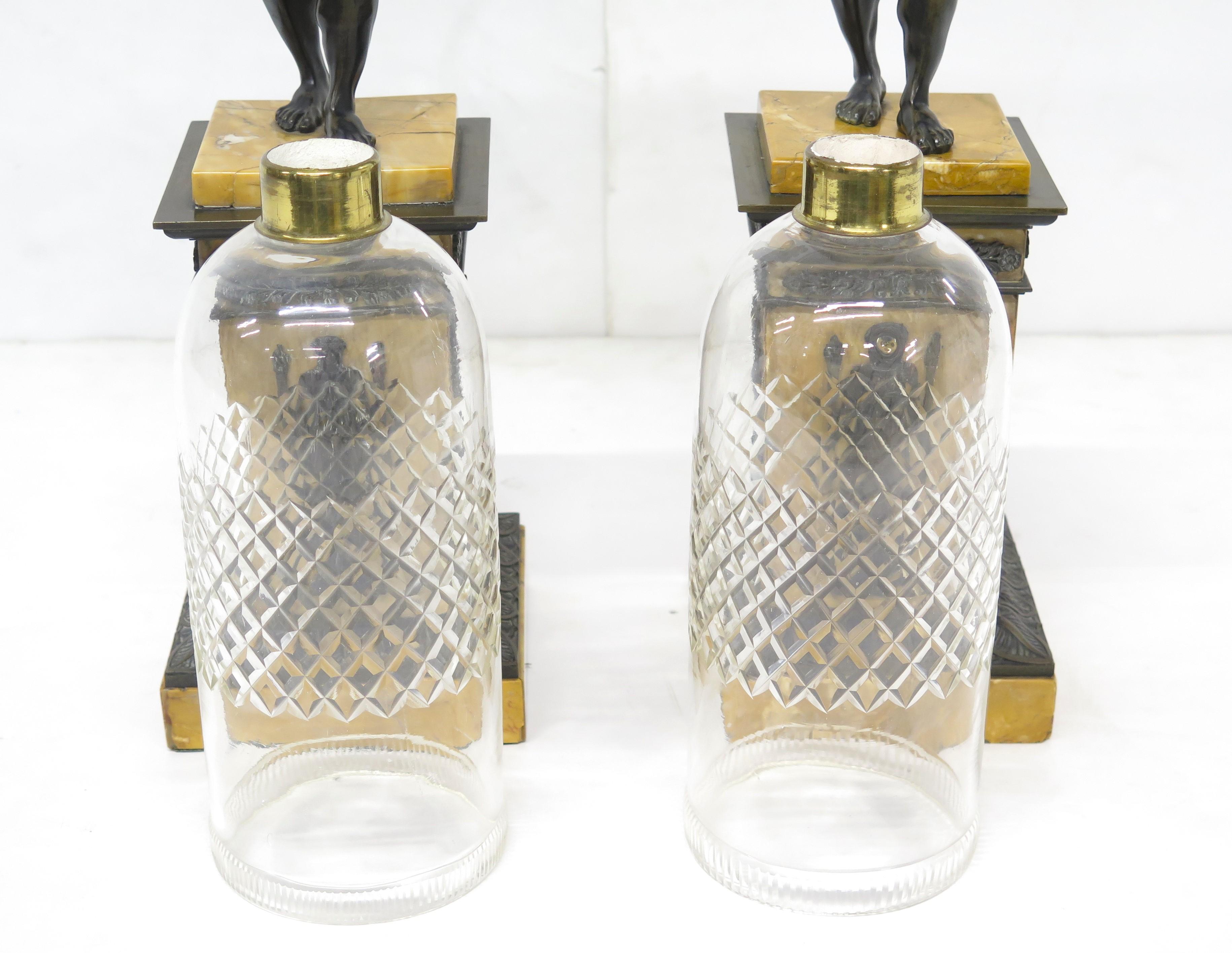 Paar französische Kerzenständer aus patinierter Bronze aus der Restaurationszeit  im Angebot 8