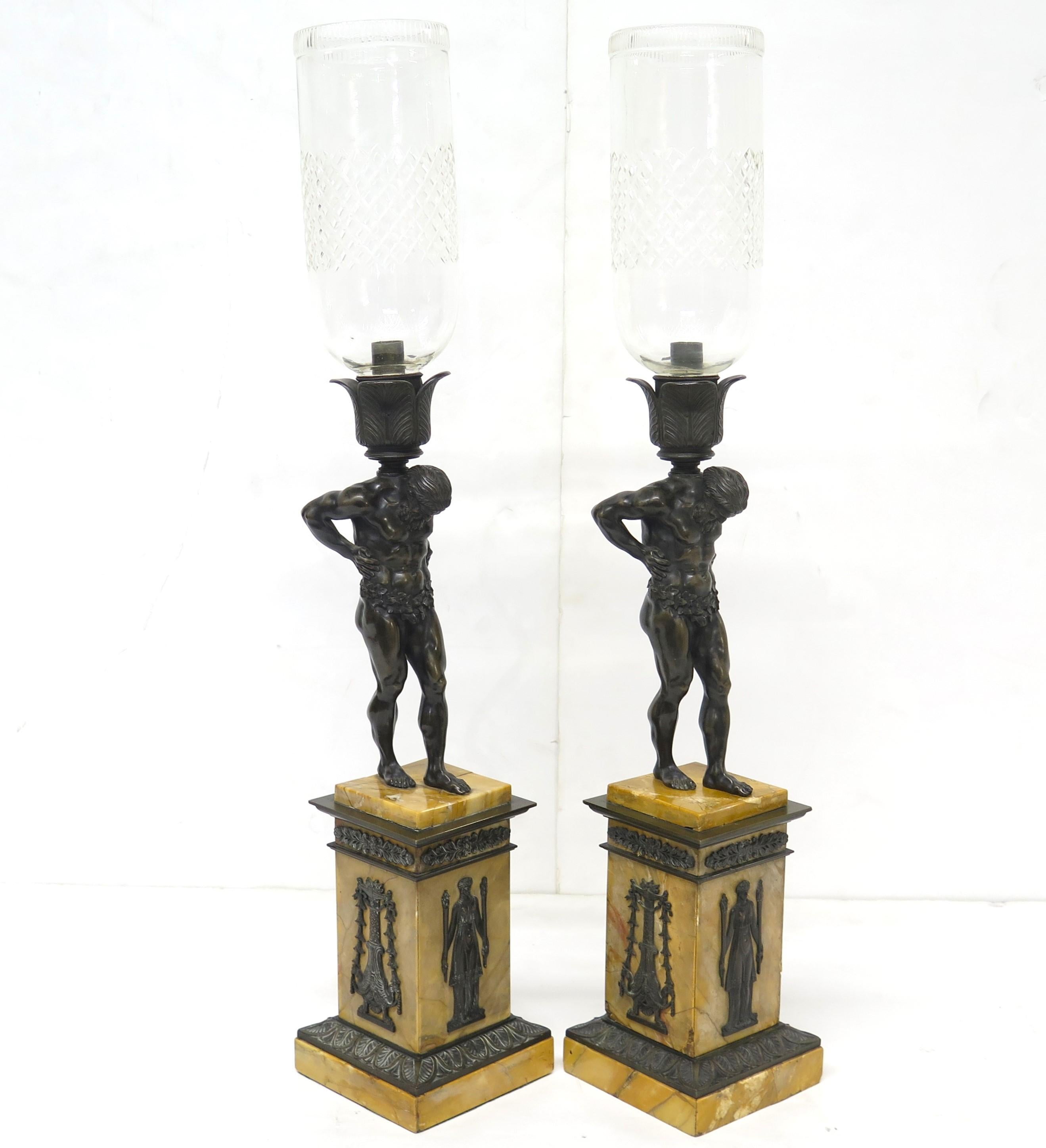 Paar französische Kerzenständer aus patinierter Bronze aus der Restaurationszeit  (Klassisch-griechisch) im Angebot