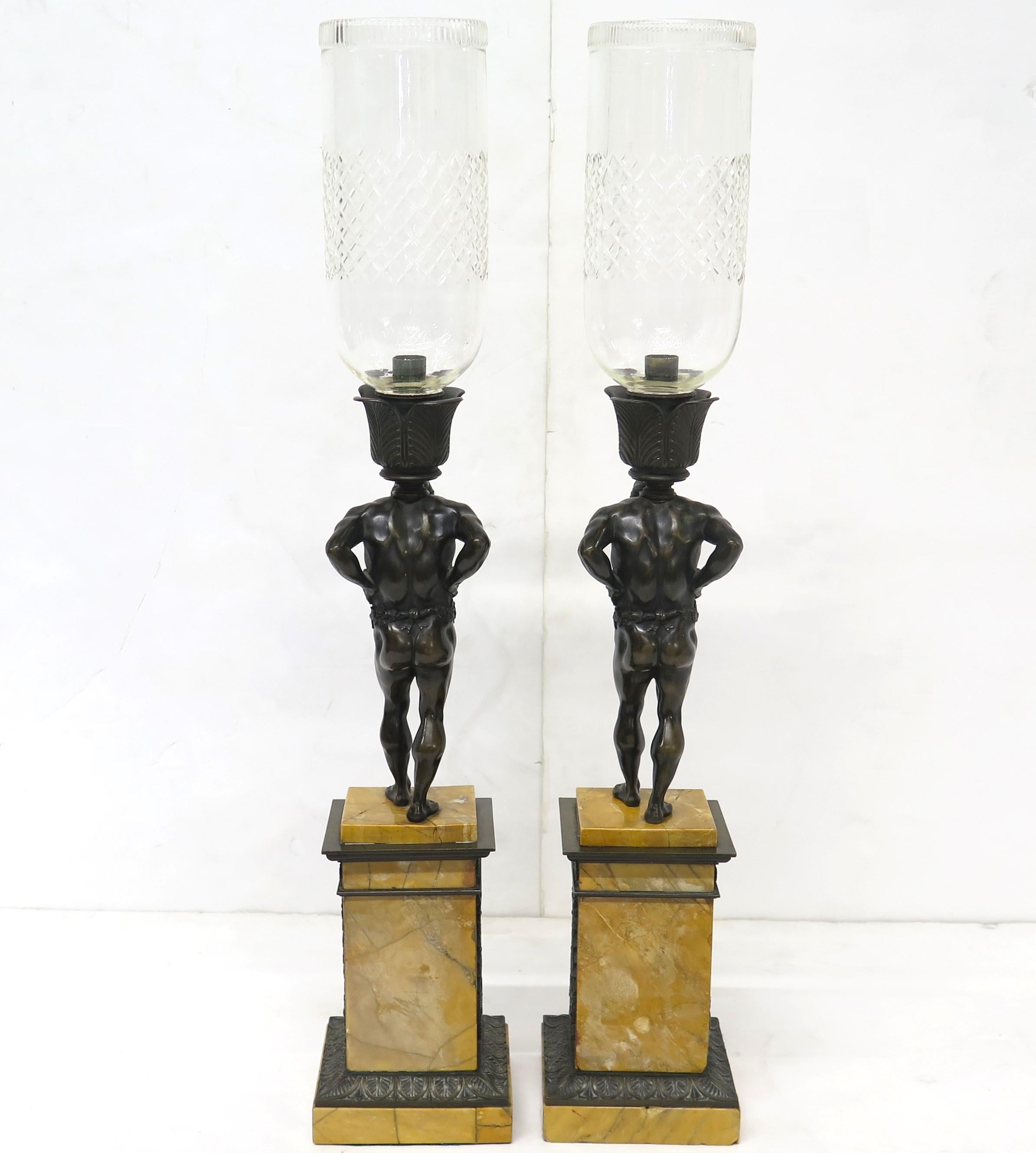 Paar französische Kerzenständer aus patinierter Bronze aus der Restaurationszeit  (Patiniert) im Angebot