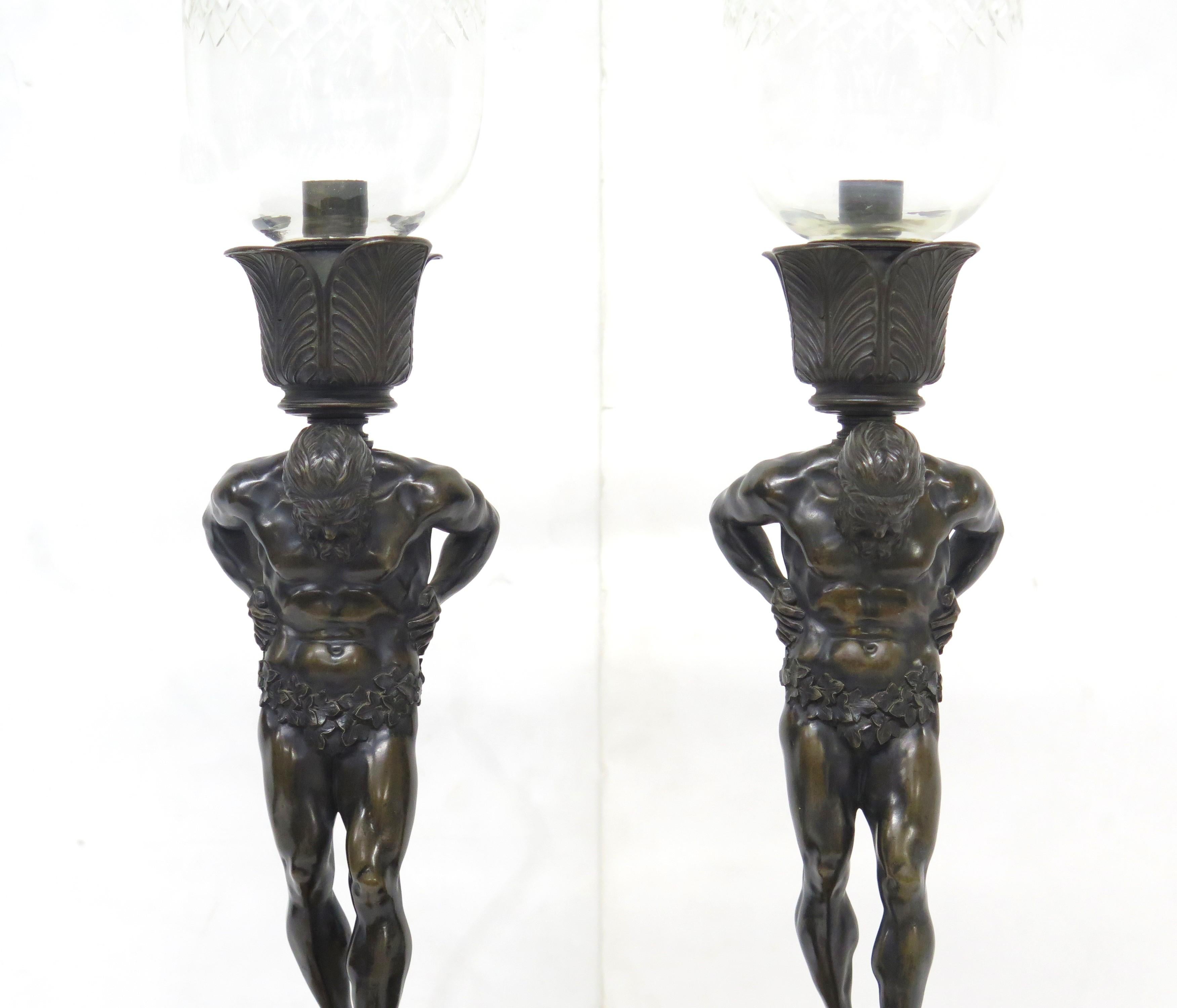 Paar französische Kerzenständer aus patinierter Bronze aus der Restaurationszeit  im Angebot 1