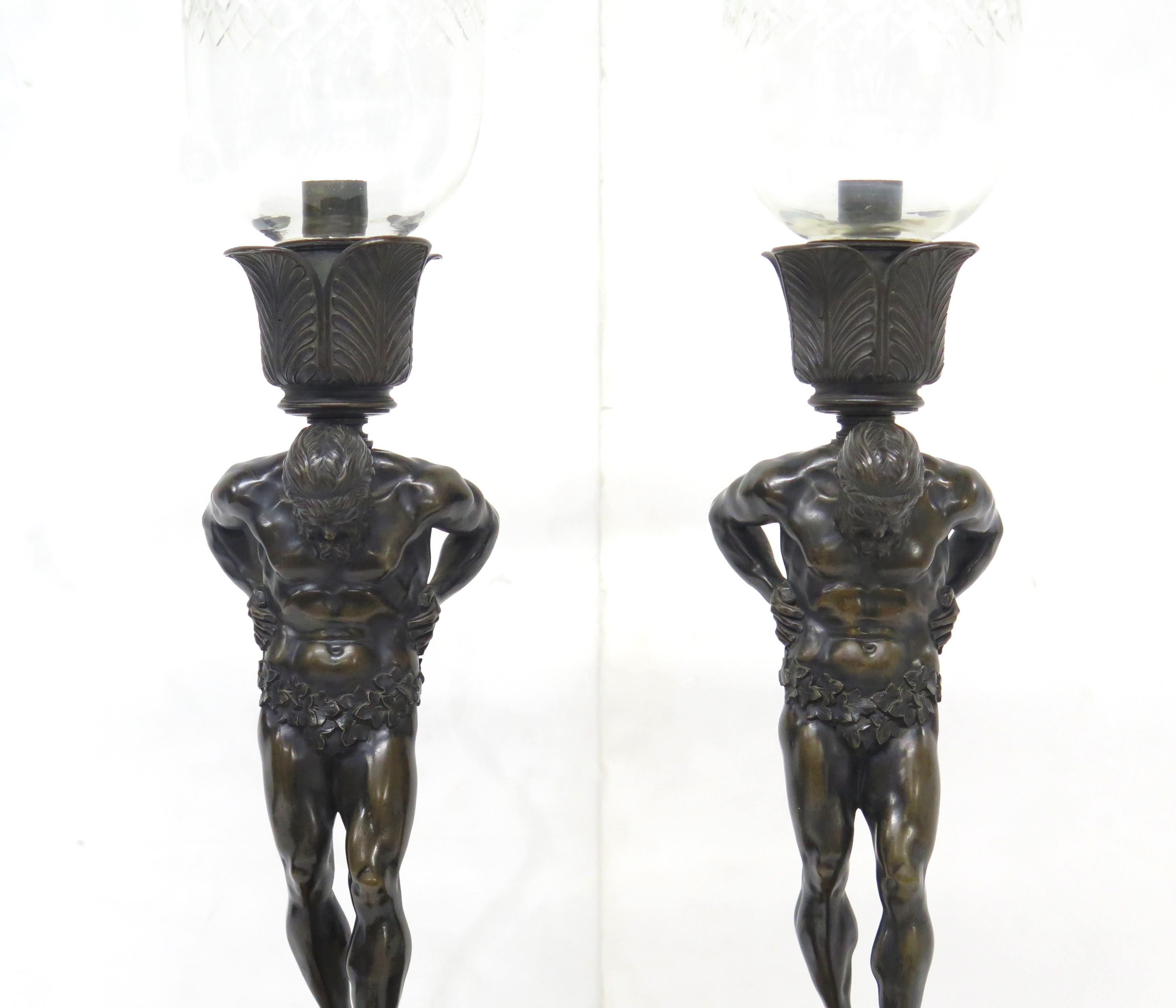 Bronze Paire de chandeliers d'époque de la restauration française en bronze patiné en vente