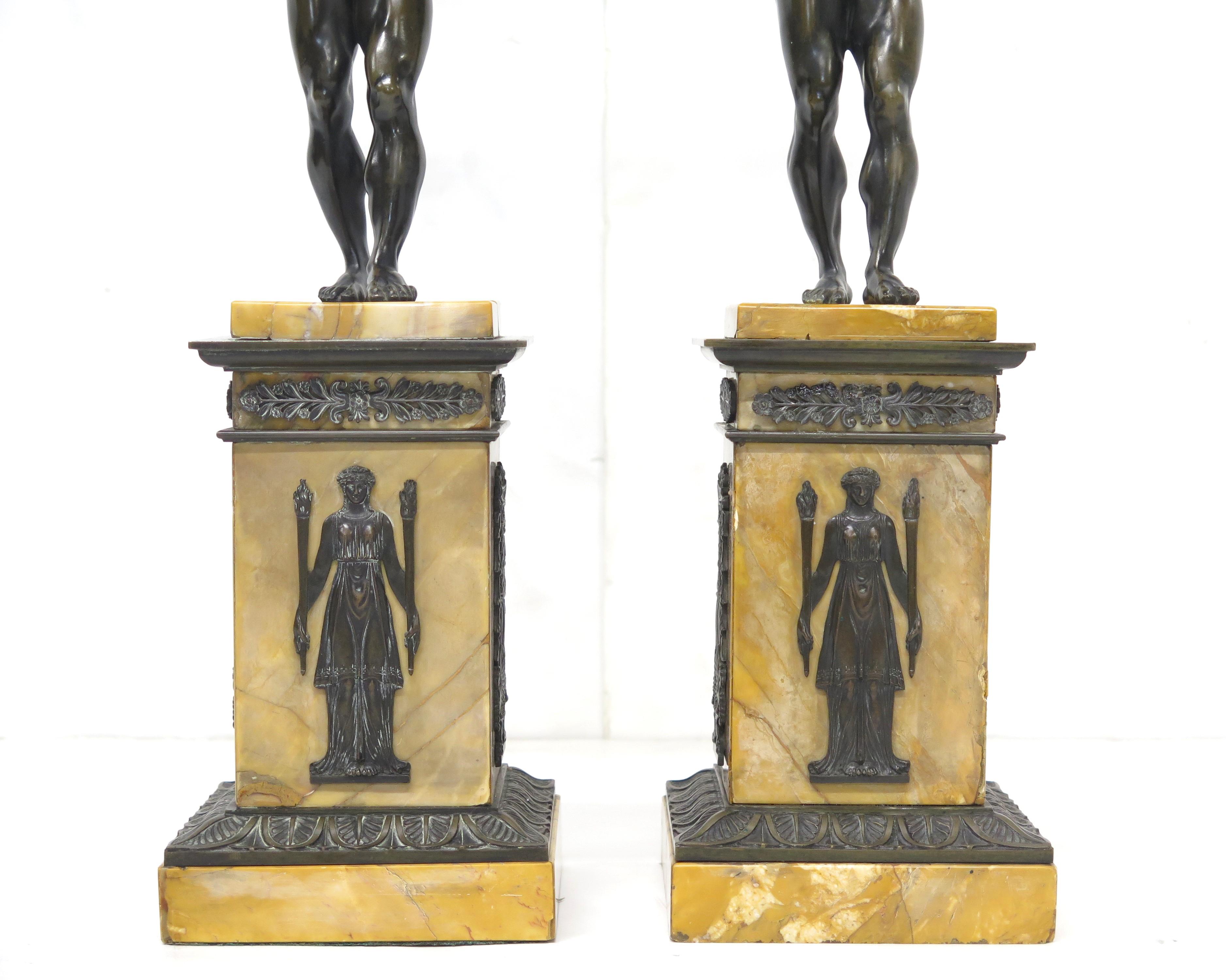 Paar französische Kerzenständer aus patinierter Bronze aus der Restaurationszeit  im Angebot 2