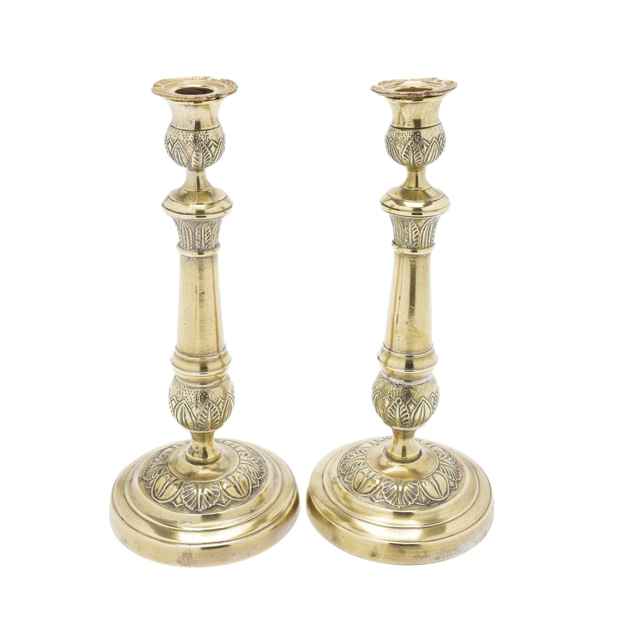 Francese Coppia di candelieri in ottone argentato della Restaurazione francese, 1815-30 ca. in vendita