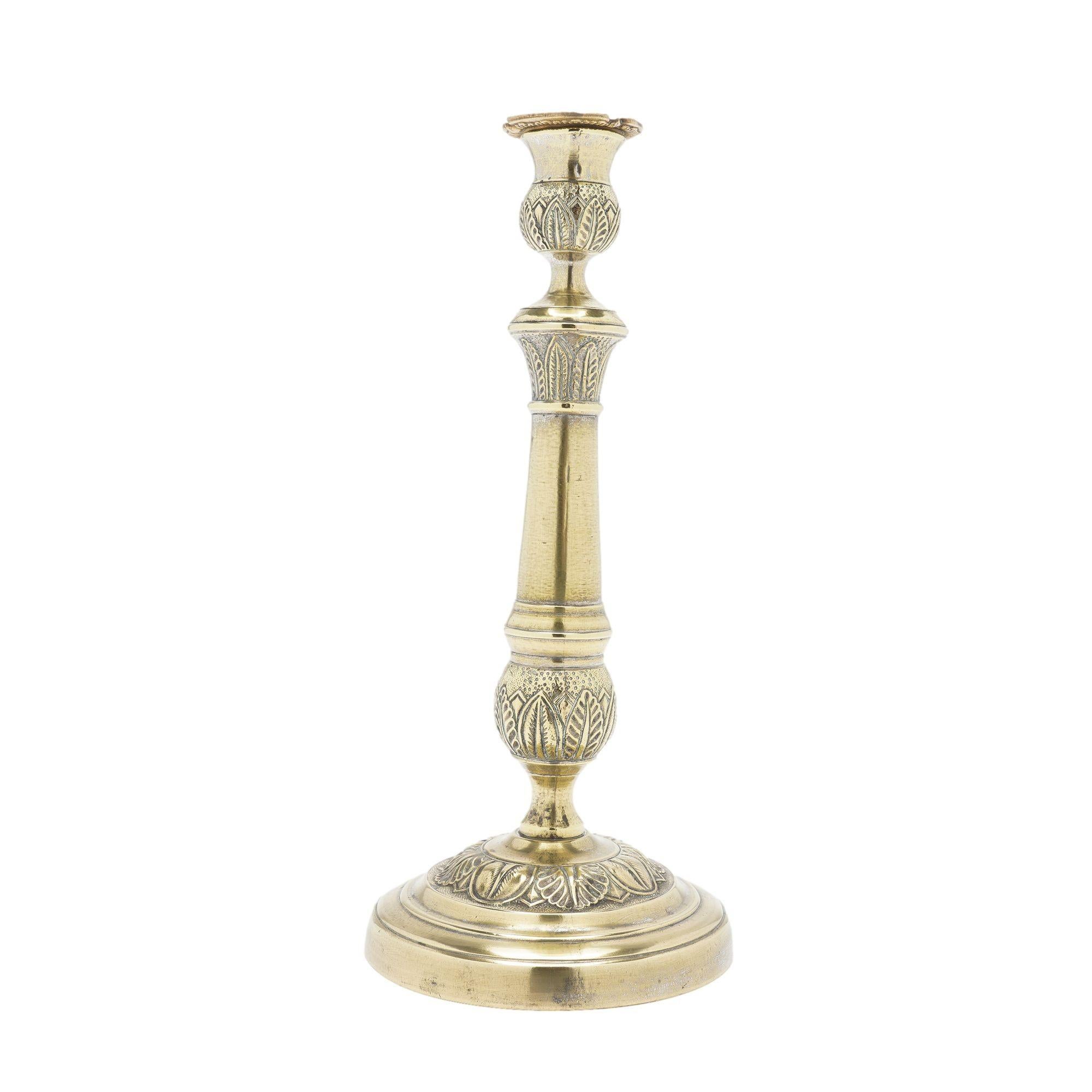 Coppia di candelieri in ottone argentato della Restaurazione francese, 1815-30 ca. In condizioni buone in vendita a Kenilworth, IL