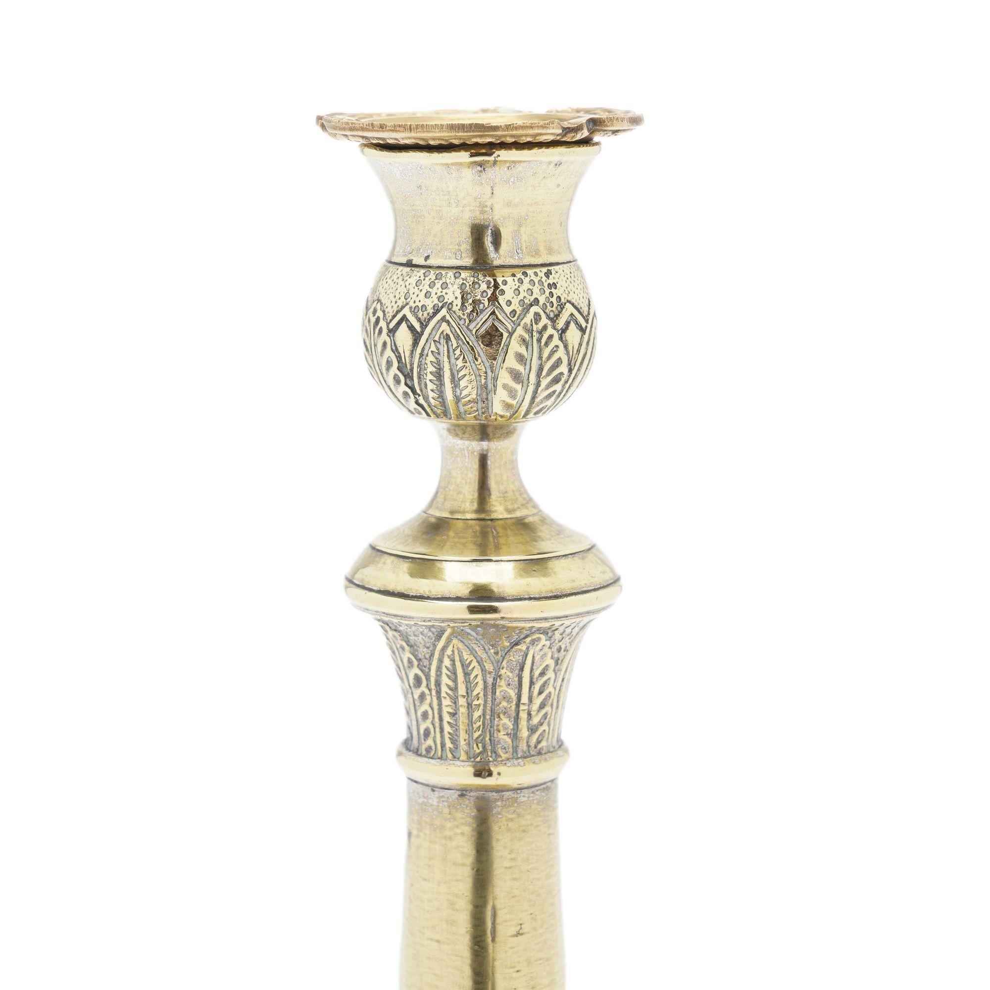 XIX secolo Coppia di candelieri in ottone argentato della Restaurazione francese, 1815-30 ca. in vendita