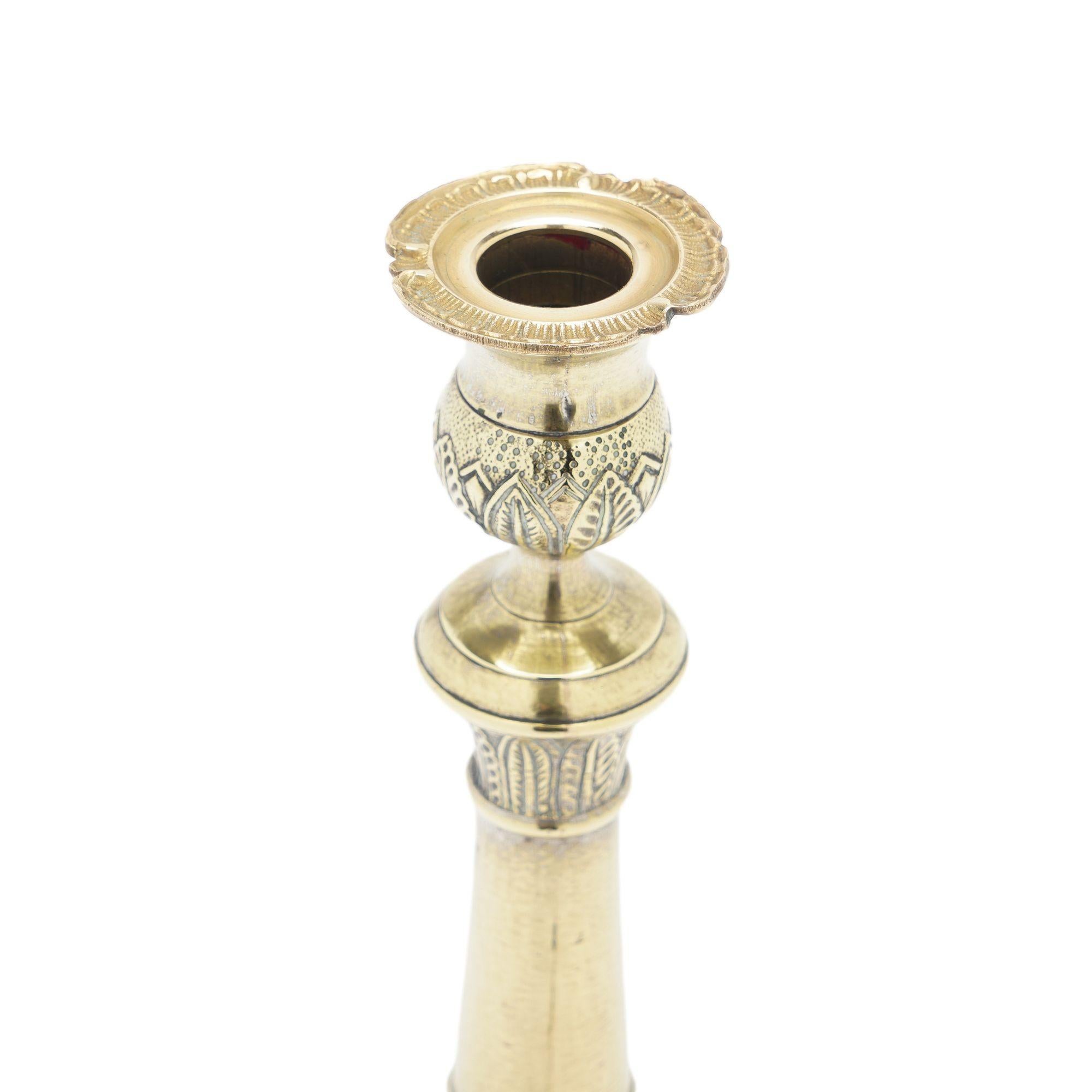 Placcato argento Coppia di candelieri in ottone argentato della Restaurazione francese, 1815-30 ca. in vendita