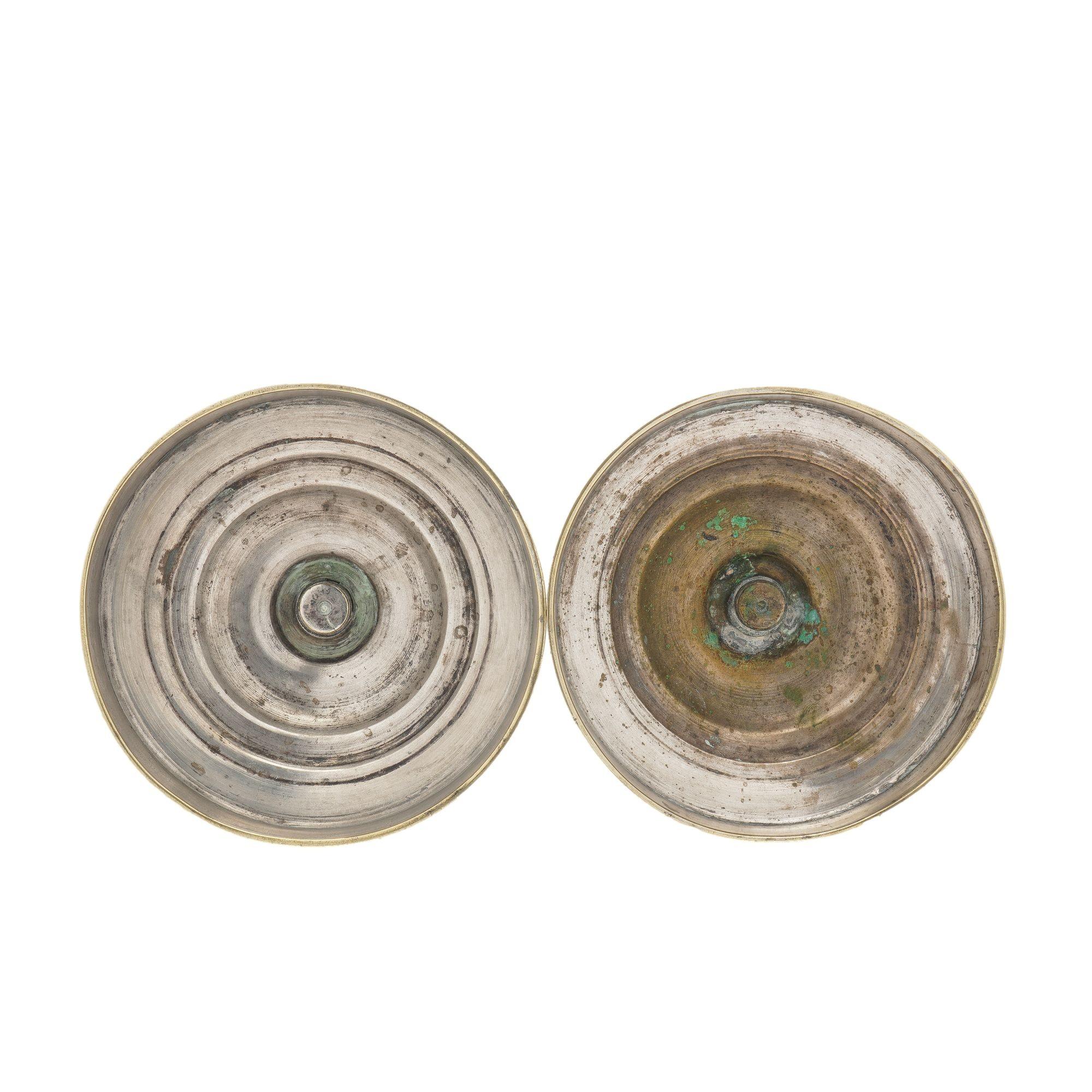 Coppia di candelieri in ottone argentato della Restaurazione francese, 1815-30 ca. in vendita 2