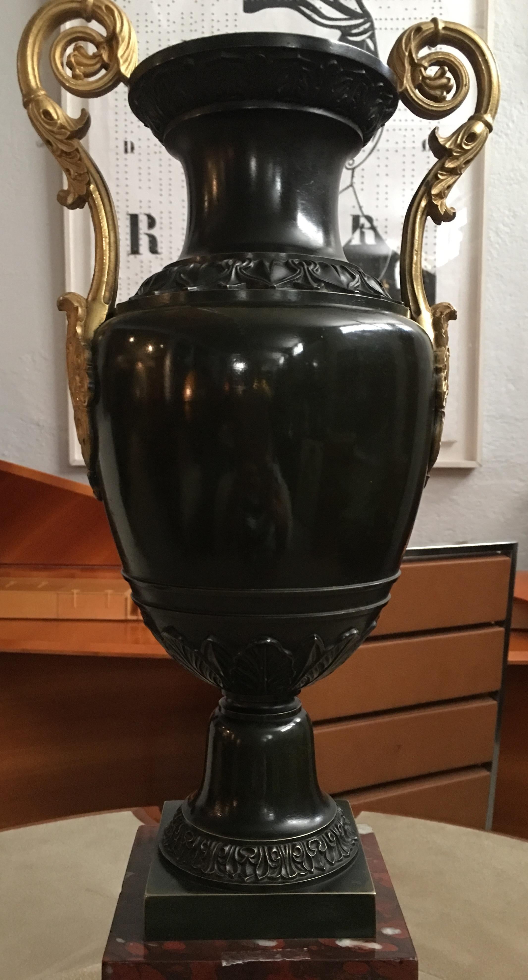 Bronze Pair of French Restoration Urns, 19th Century For Sale