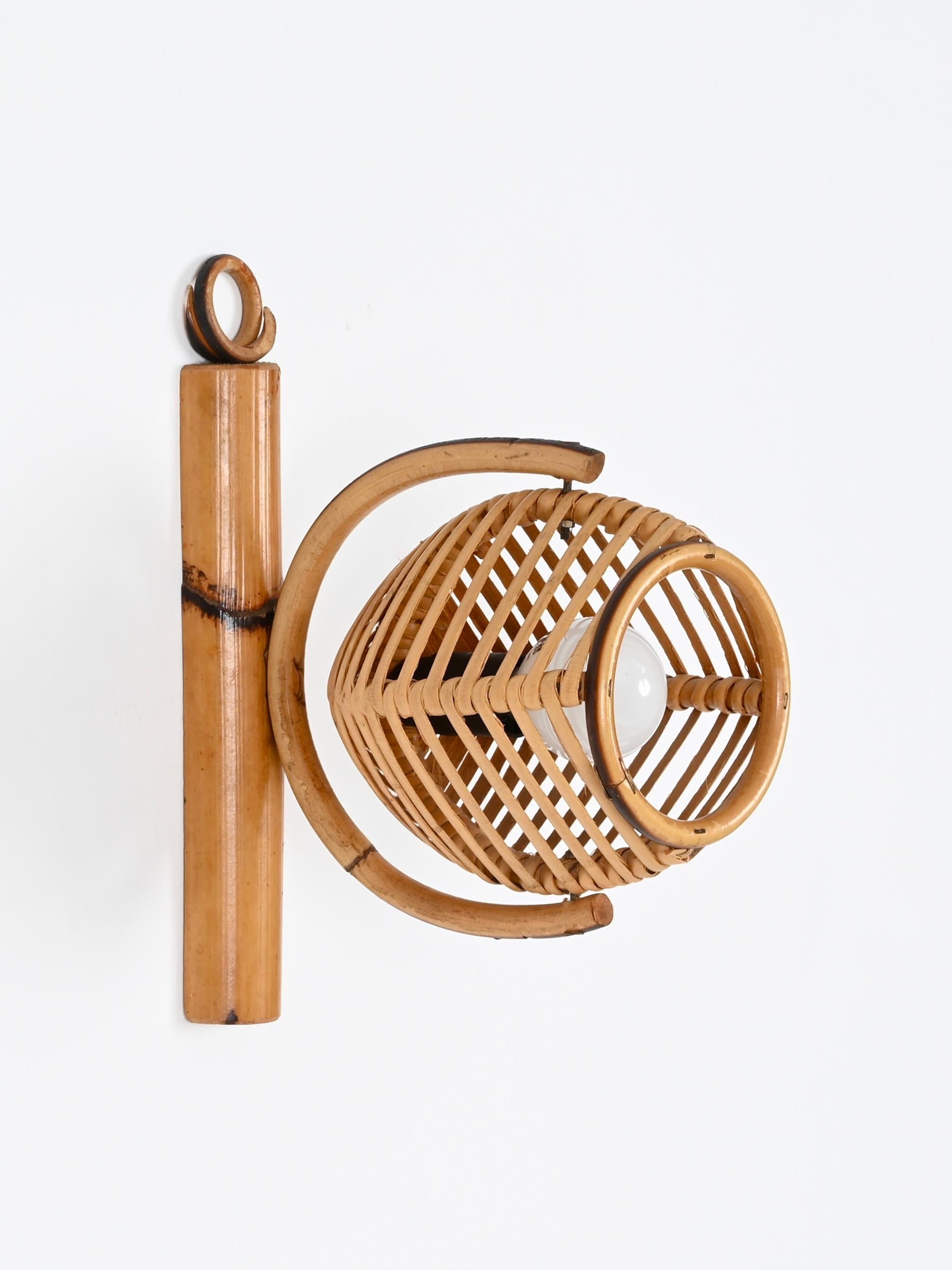 Coppia di applique regolabili della Costa Azzurra in rattan, Louis Sognot, anni '60 in vendita 2