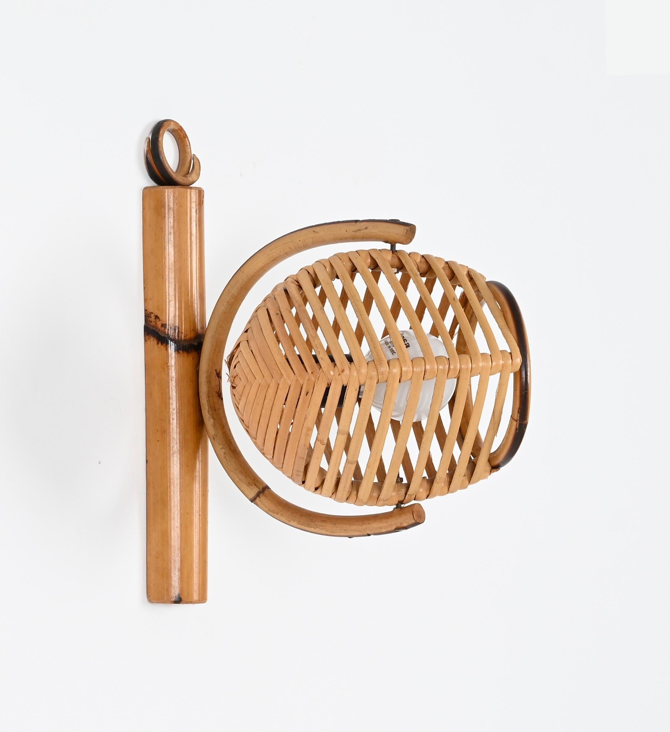 Coppia di applique regolabili della Costa Azzurra in rattan, Louis Sognot, anni '60 in vendita 4
