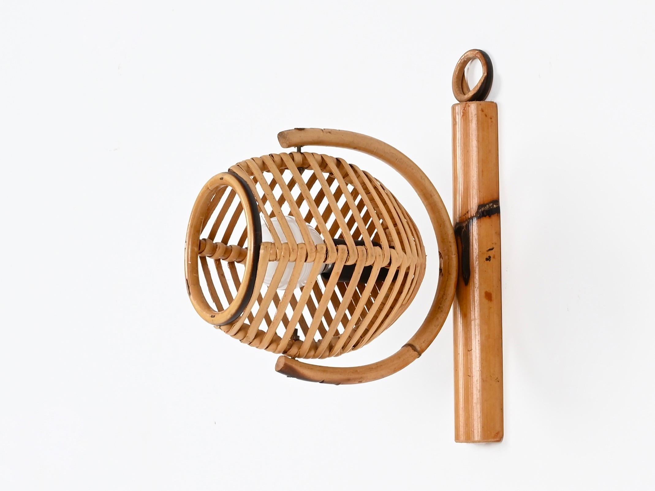 Coppia di applique regolabili della Costa Azzurra in rattan, Louis Sognot, anni '60 in vendita 5
