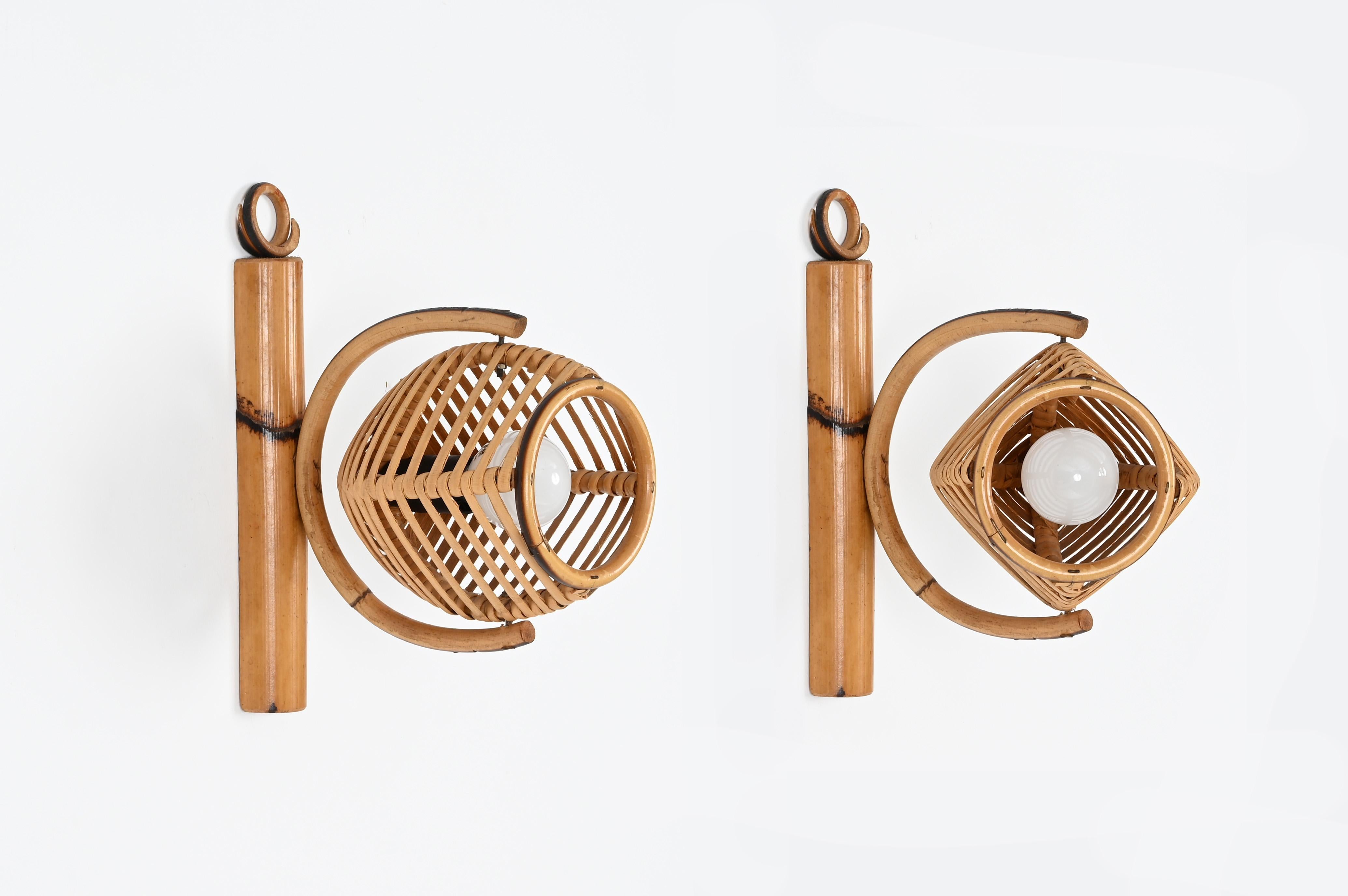 Magnifica coppia di lampade da parete regolabili della metà del secolo scorso completamente realizzate in rattan curvato e vimini intrecciato a mano. Queste fantastiche applique della Riviera francese sono state disegnate negli anni '60 in Francia e