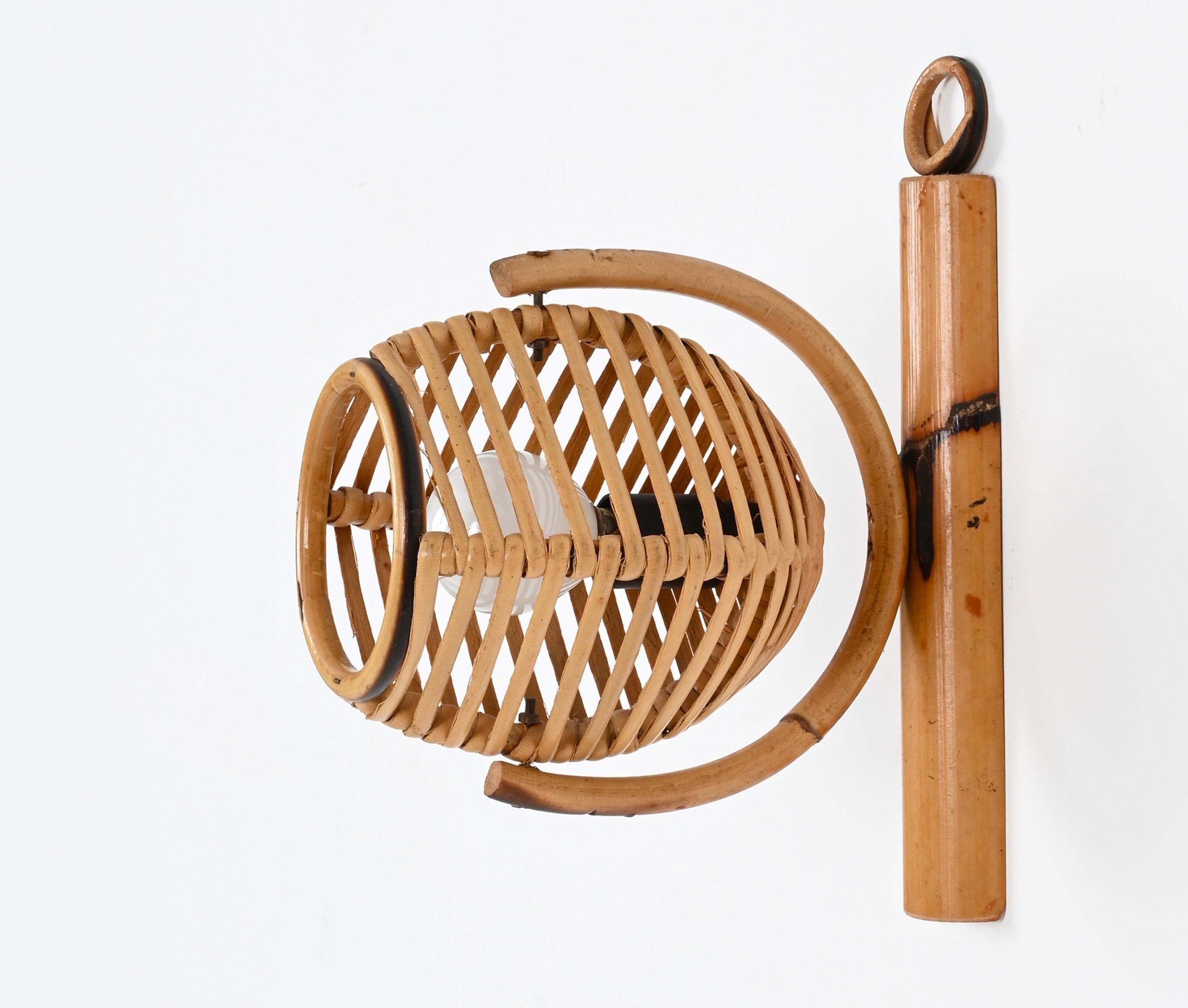 Mid-Century moderno Coppia di applique regolabili della Costa Azzurra in rattan, Louis Sognot, anni '60 in vendita