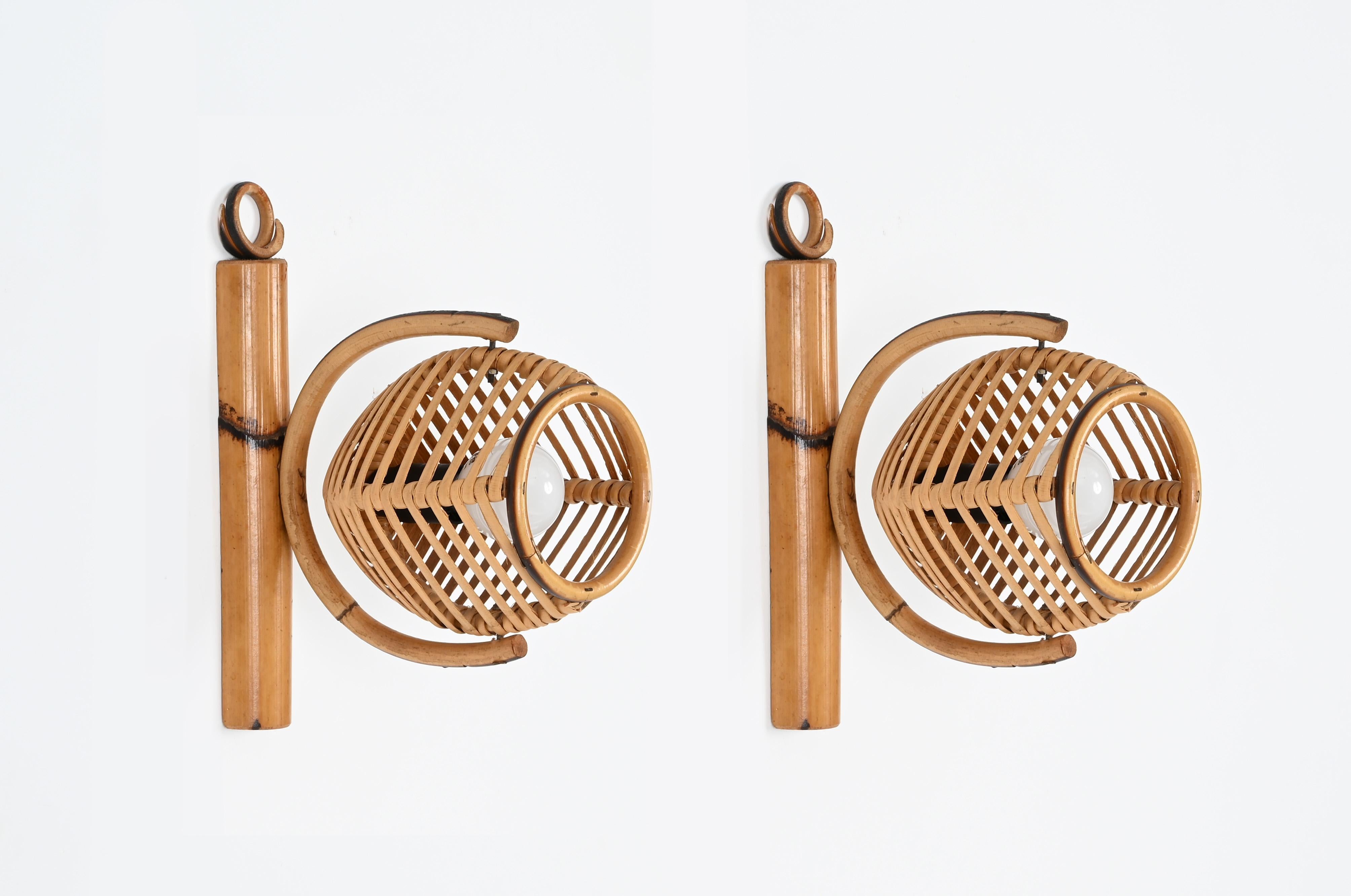 Bambù Coppia di applique regolabili della Costa Azzurra in rattan, Louis Sognot, anni '60 in vendita