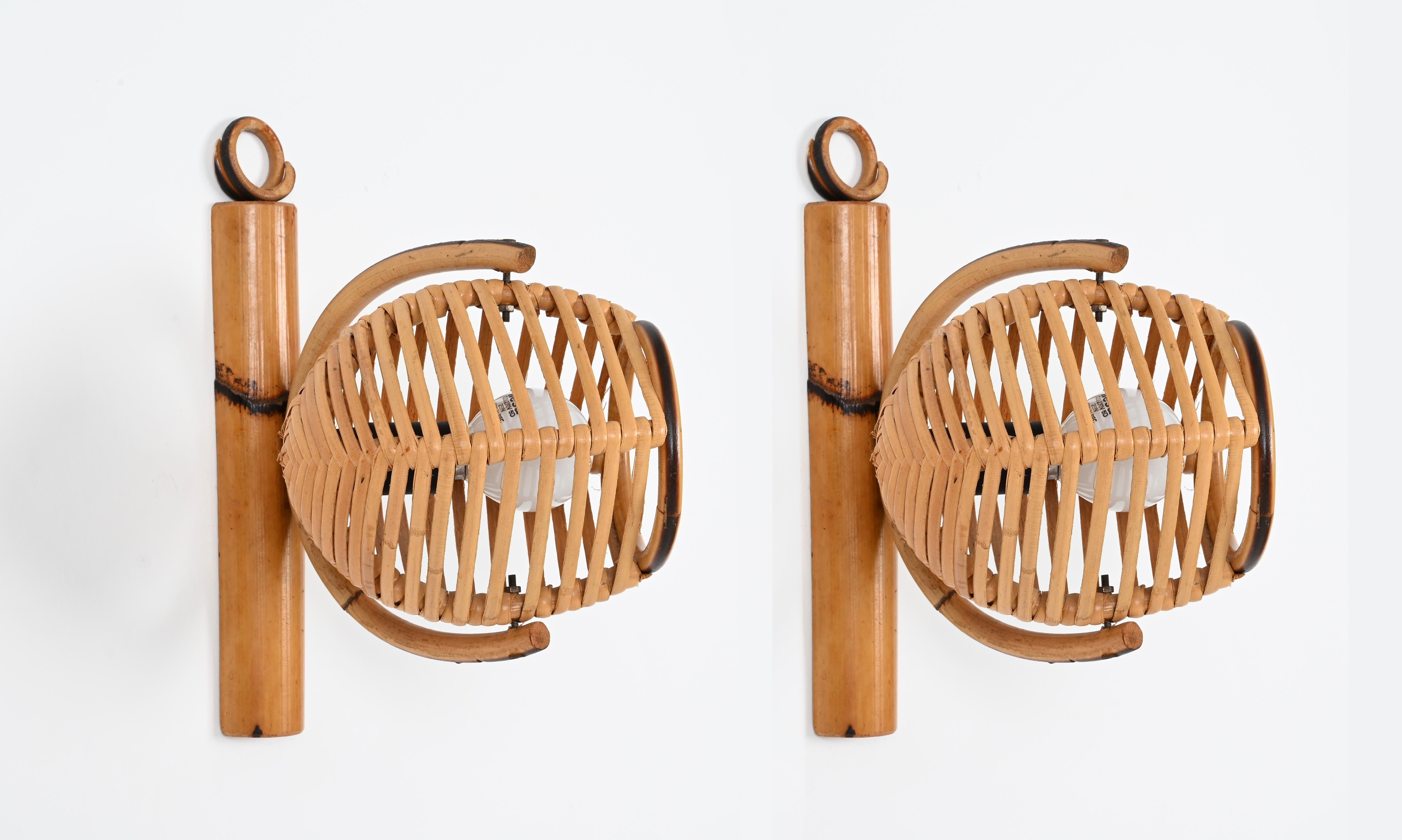 Coppia di applique regolabili della Costa Azzurra in rattan, Louis Sognot, anni '60 in vendita 1