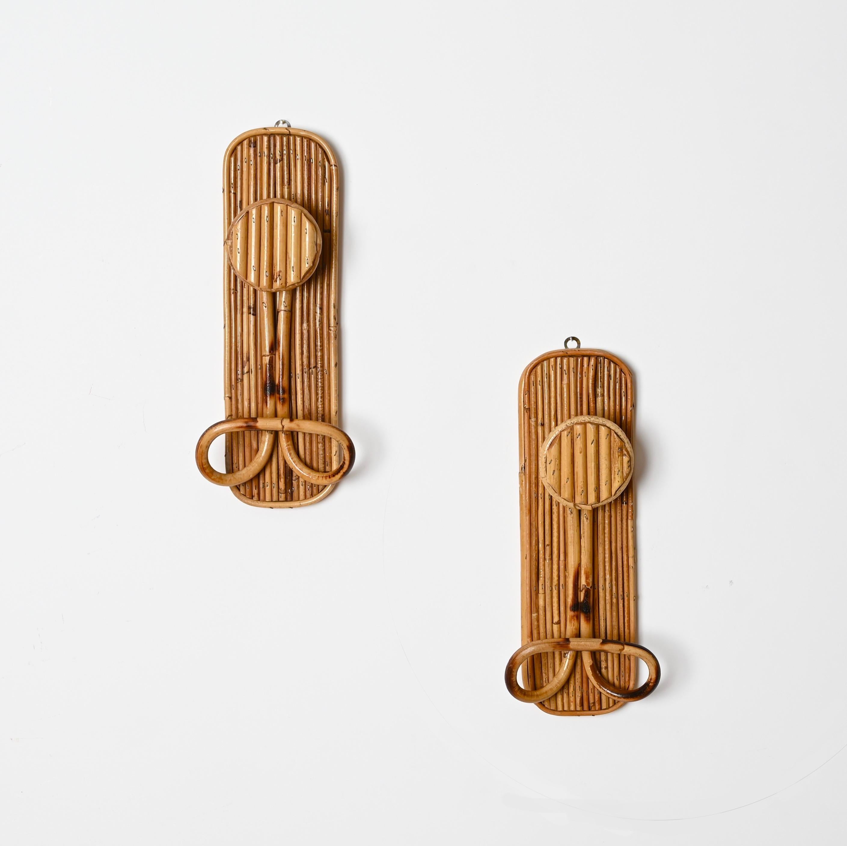 Splendida coppia di appendiabiti in stile Costa Azzurra in bambù e rattan curvato. Questi eleganti appendiabiti sono stati prodotti in Italia negli anni '60 da Vivai del Sud seguendo la tendenza della Costa Azzurra.

Questi appendiabiti unici nel