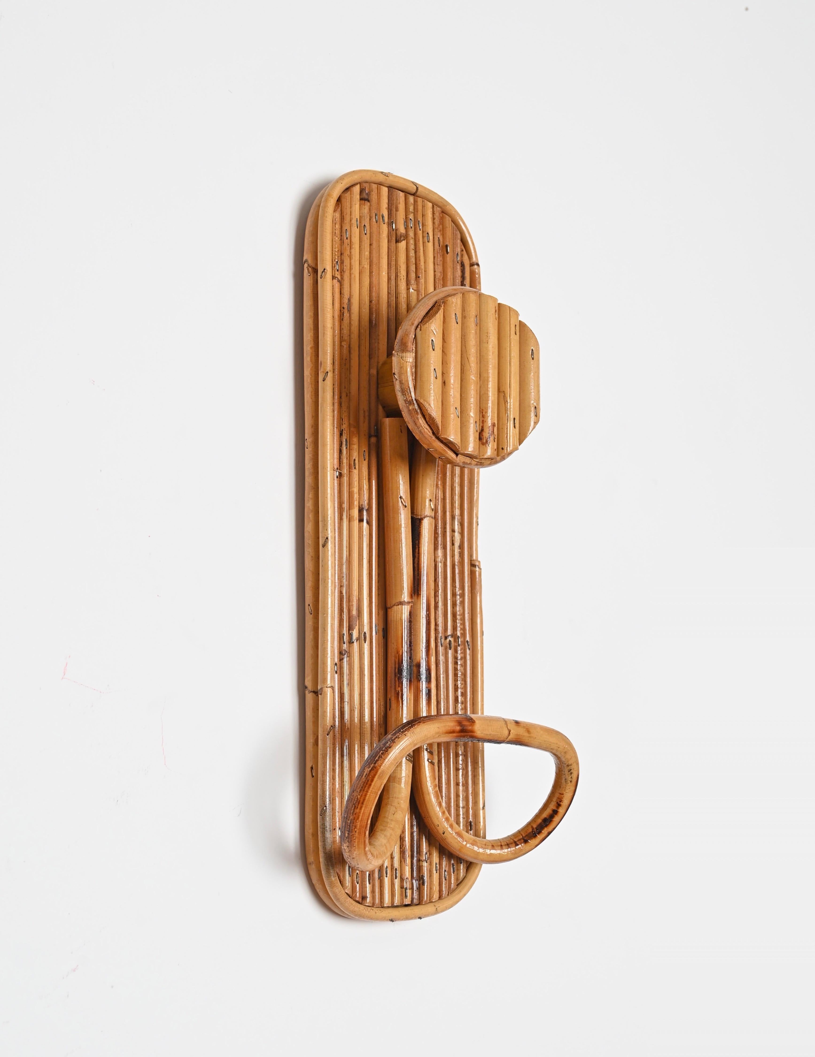 Fatto a mano Coppia di appendiabiti della Costa Azzurra in bambù e rattan, di Vivai, Italia 1960 in vendita
