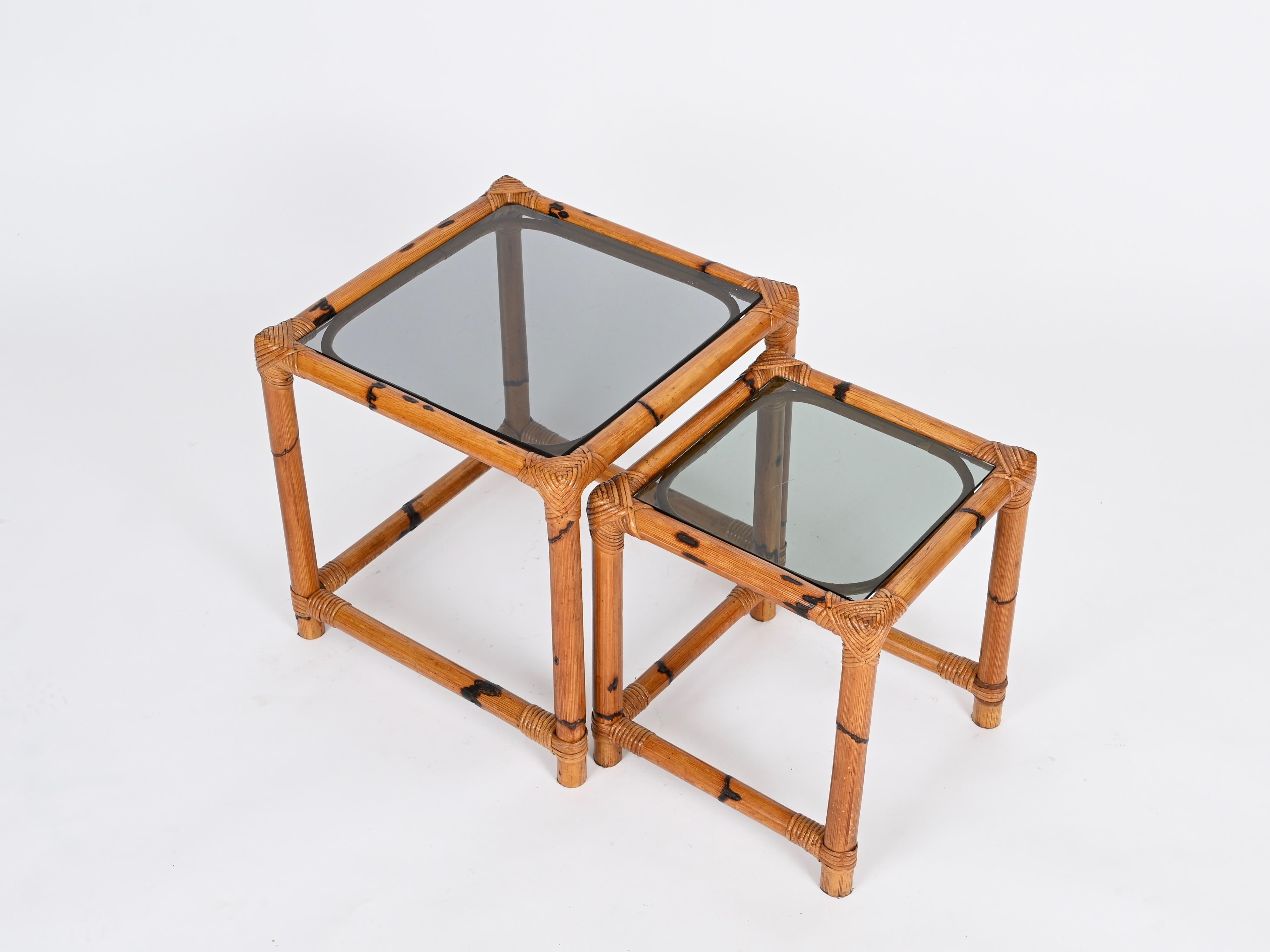 Mid-Century Modern Pair of French Riviera Nesting Bamboo Coffee Tables with Smoked Top, Italy 1970s For Sale