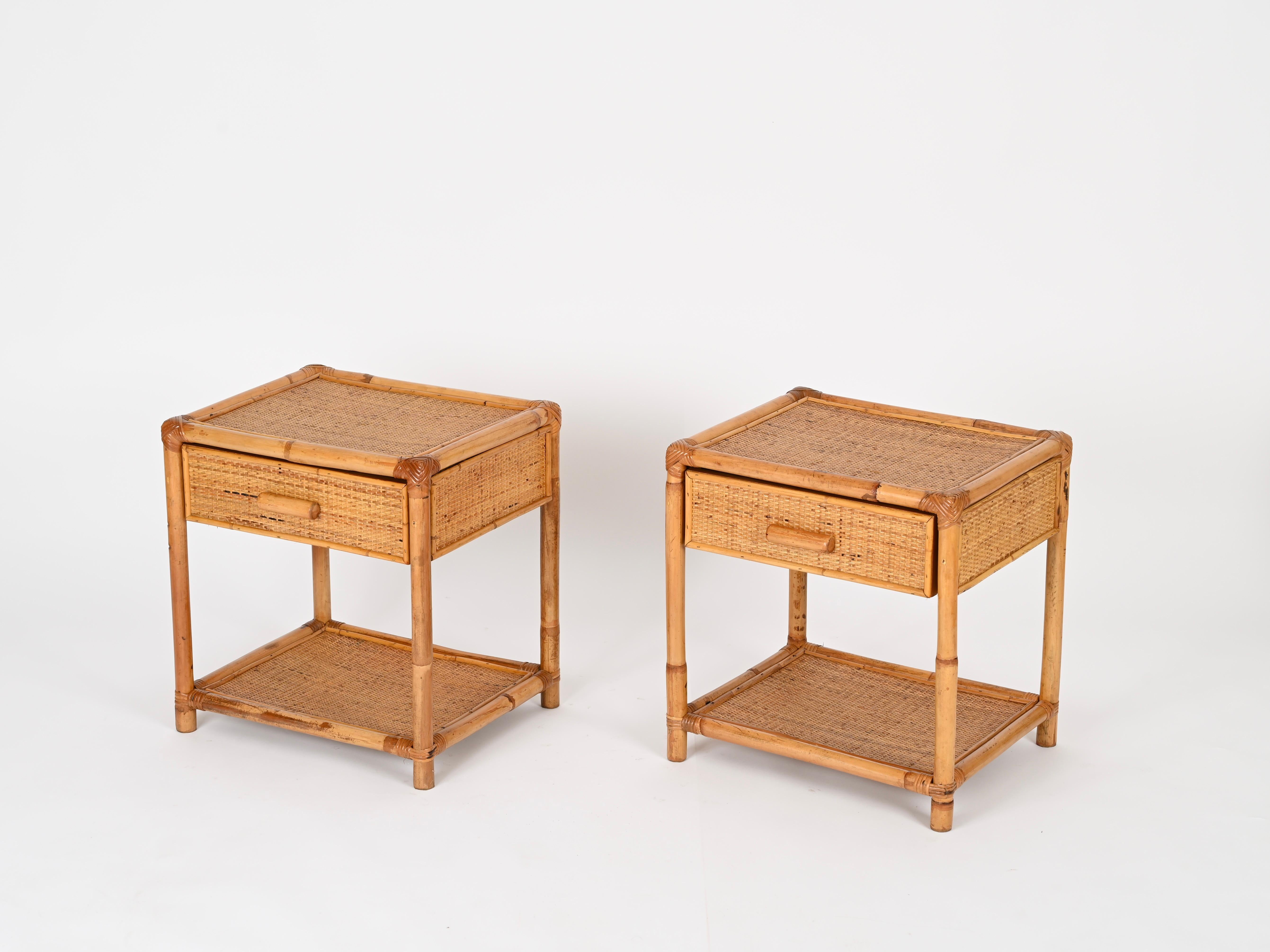 20ième siècle Paire de tables de nuit Côte d'Azur en bambou et rotin tressé, Italie, années 1970 en vente