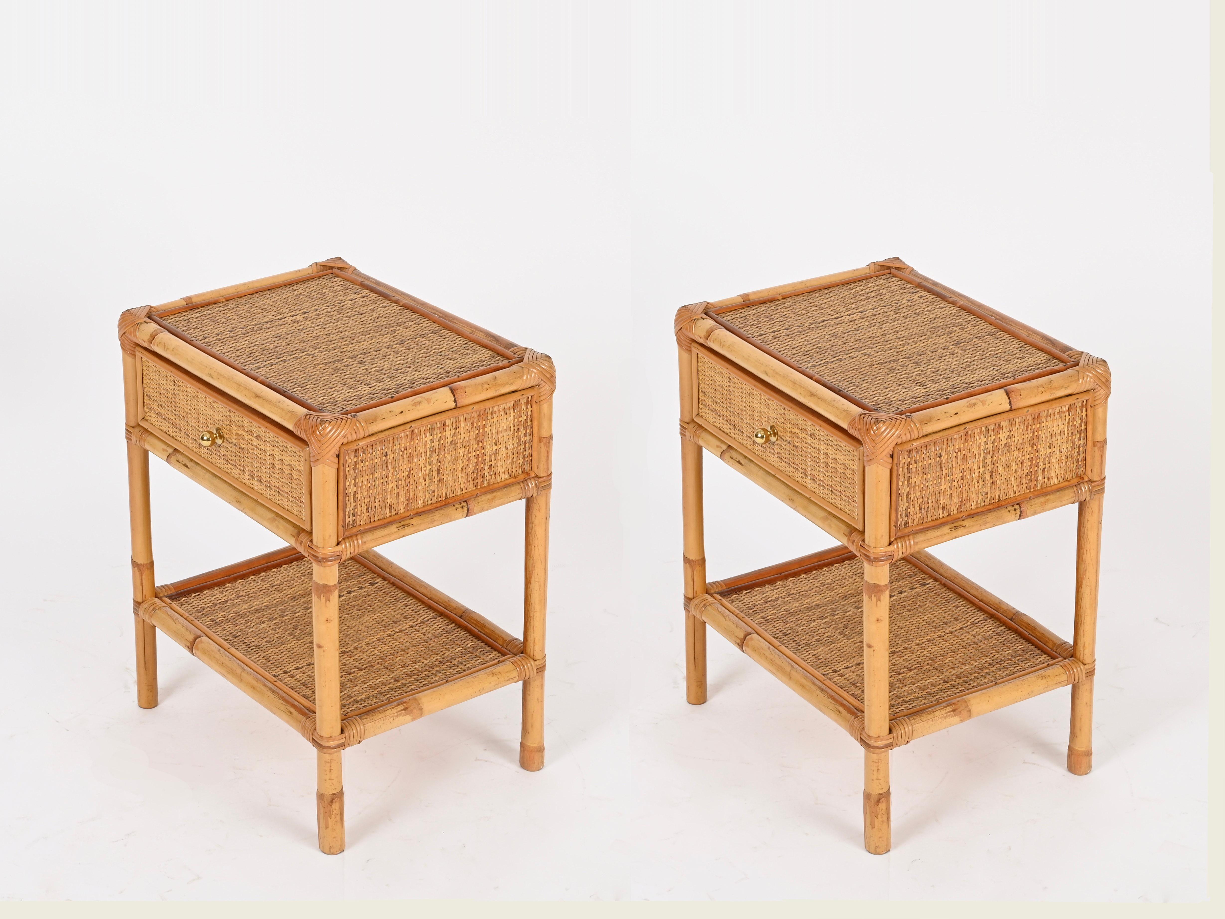 Mid-Century Modern Paire de tables de nuit Côte d'Azur en bambou, rotin et laiton, Italie, années 1970 en vente