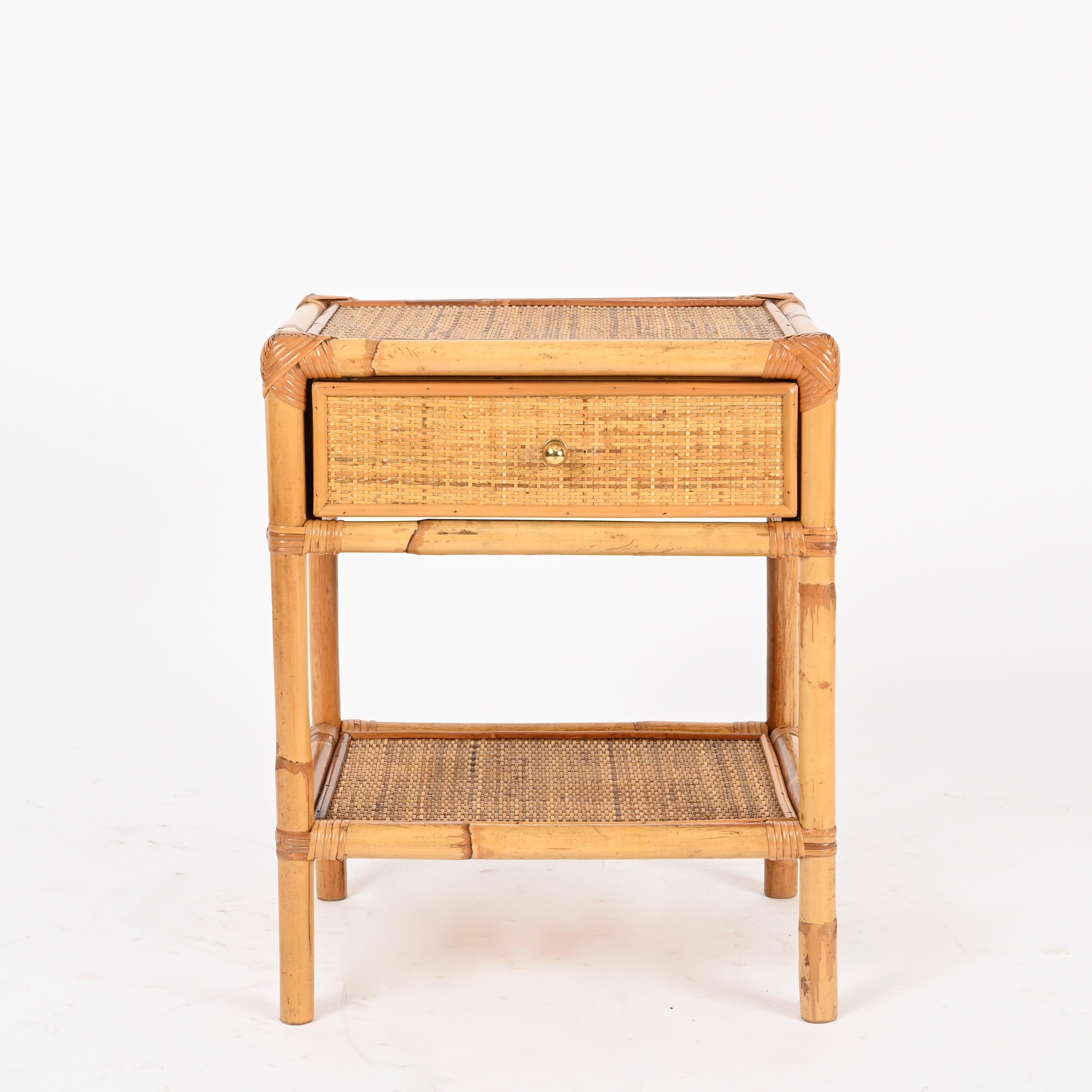 italien Paire de tables de nuit Côte d'Azur en bambou, rotin et laiton, Italie, années 1970 en vente