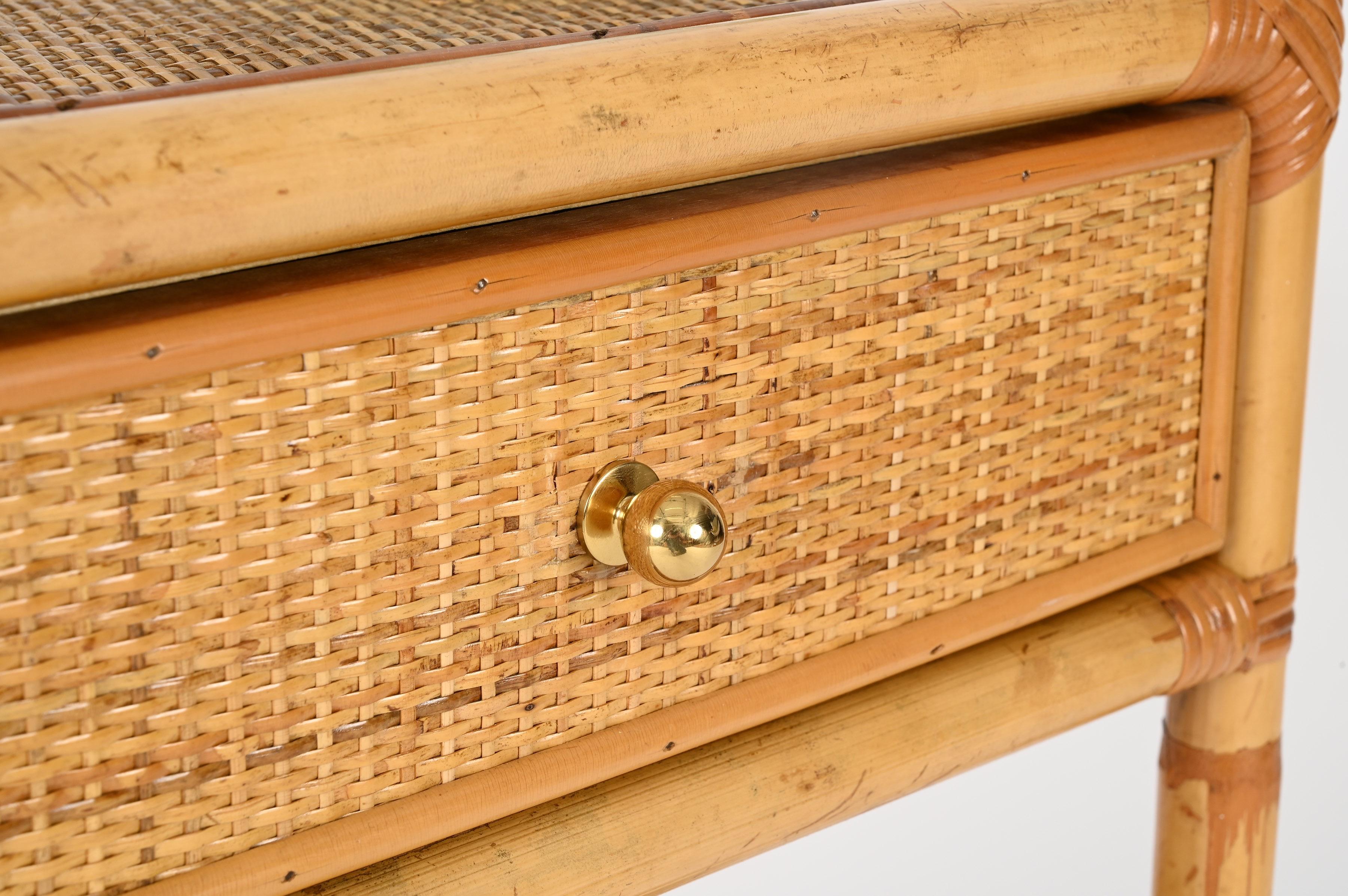 Fait main Paire de tables de nuit Côte d'Azur en bambou, rotin et laiton, Italie, années 1970 en vente