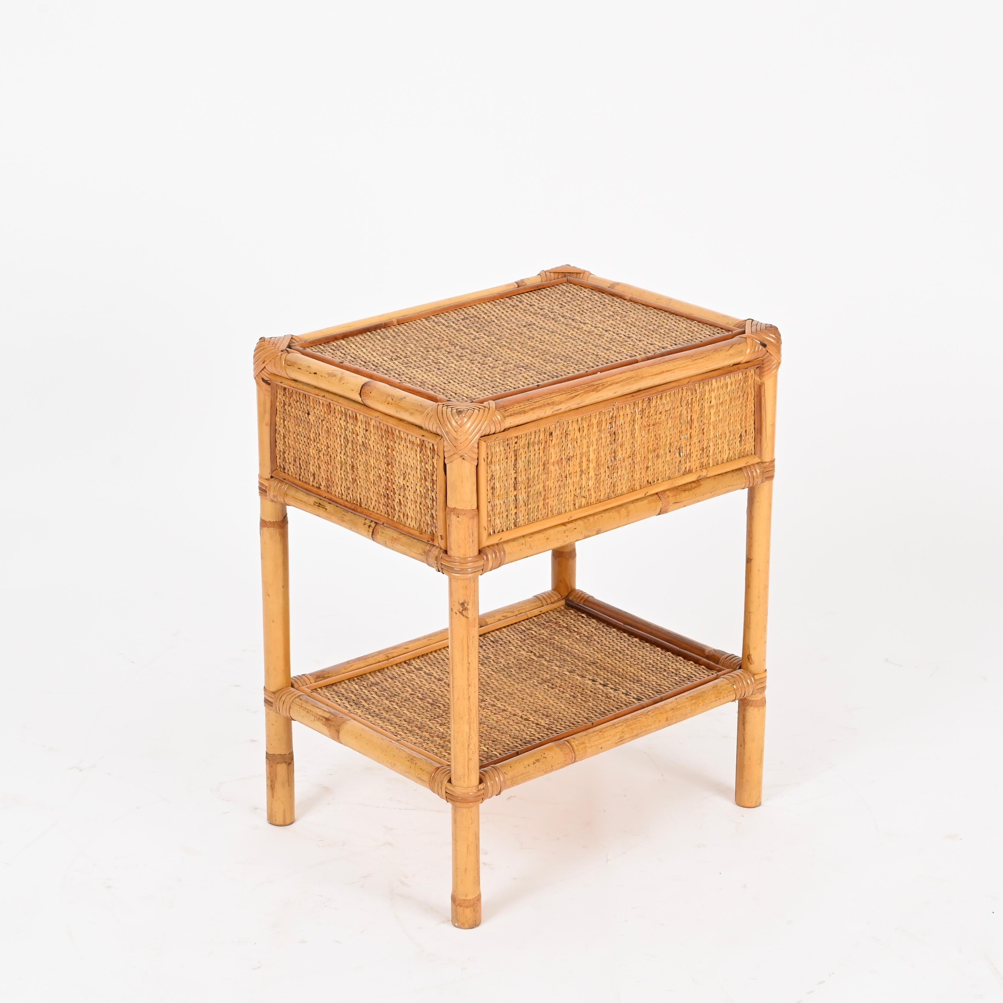 Bambou Paire de tables de nuit Côte d'Azur en bambou, rotin et laiton, Italie, années 1970 en vente