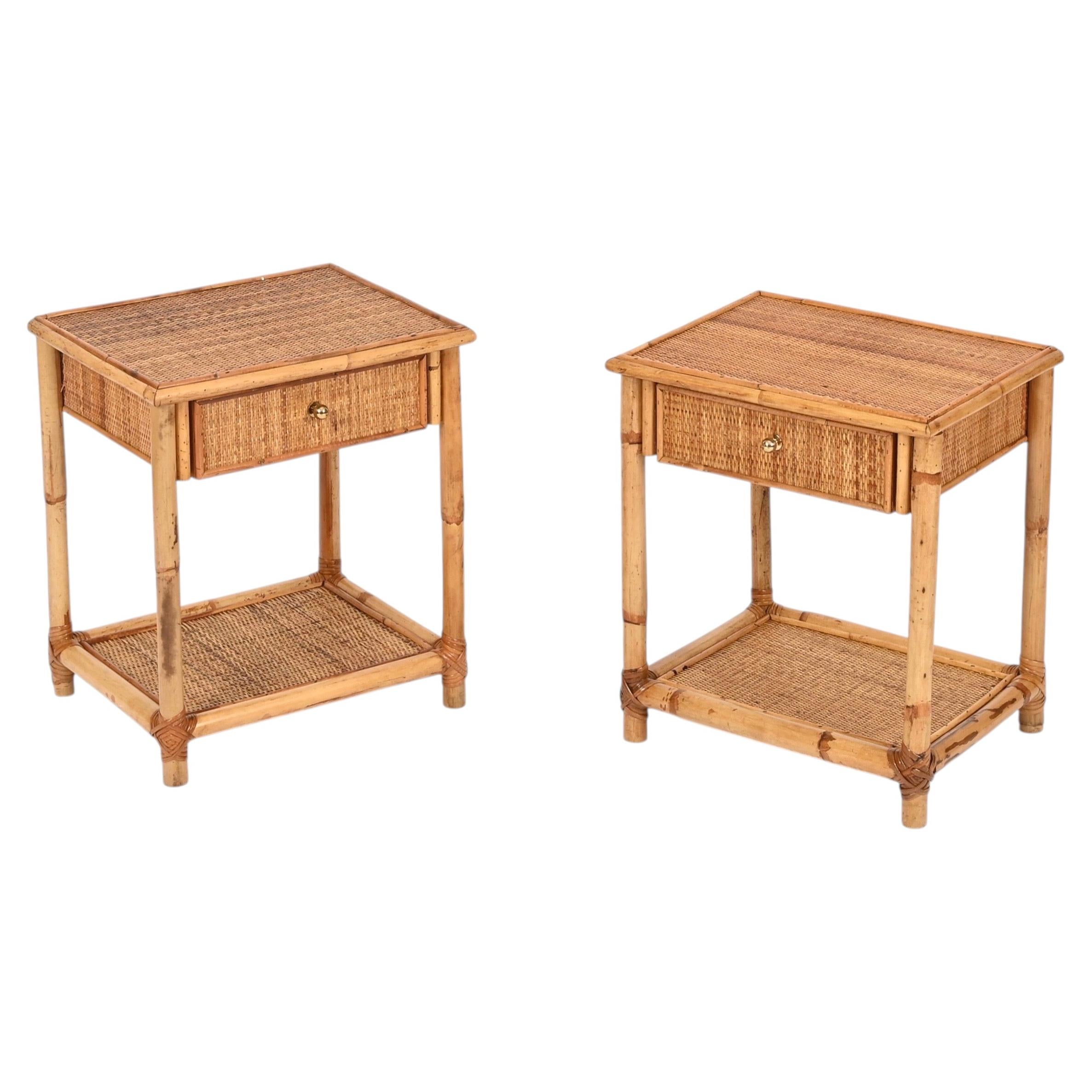 Coppia di comodini della Costa Azzurra in bambù, rattan e ottone, Italia, anni '70