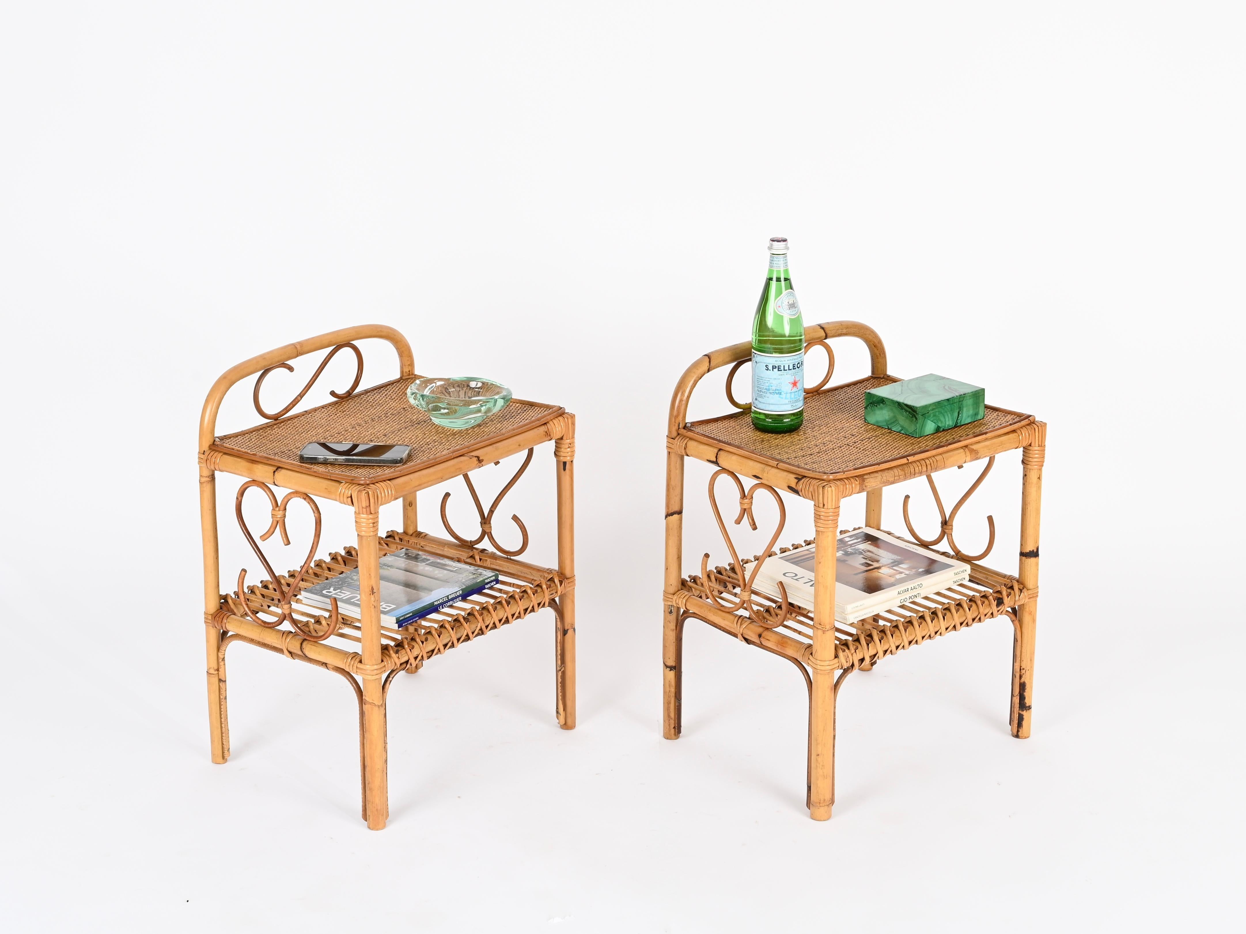 Superbe paire de tables de nuit de style Côte d'Azur entièrement fabriquée en bambou, rotin et osier tressé à la main. Ces tables organiques uniques ont été conçues en Italie dans les années 1960 et sont attribuées à la maîtrise de Franco
