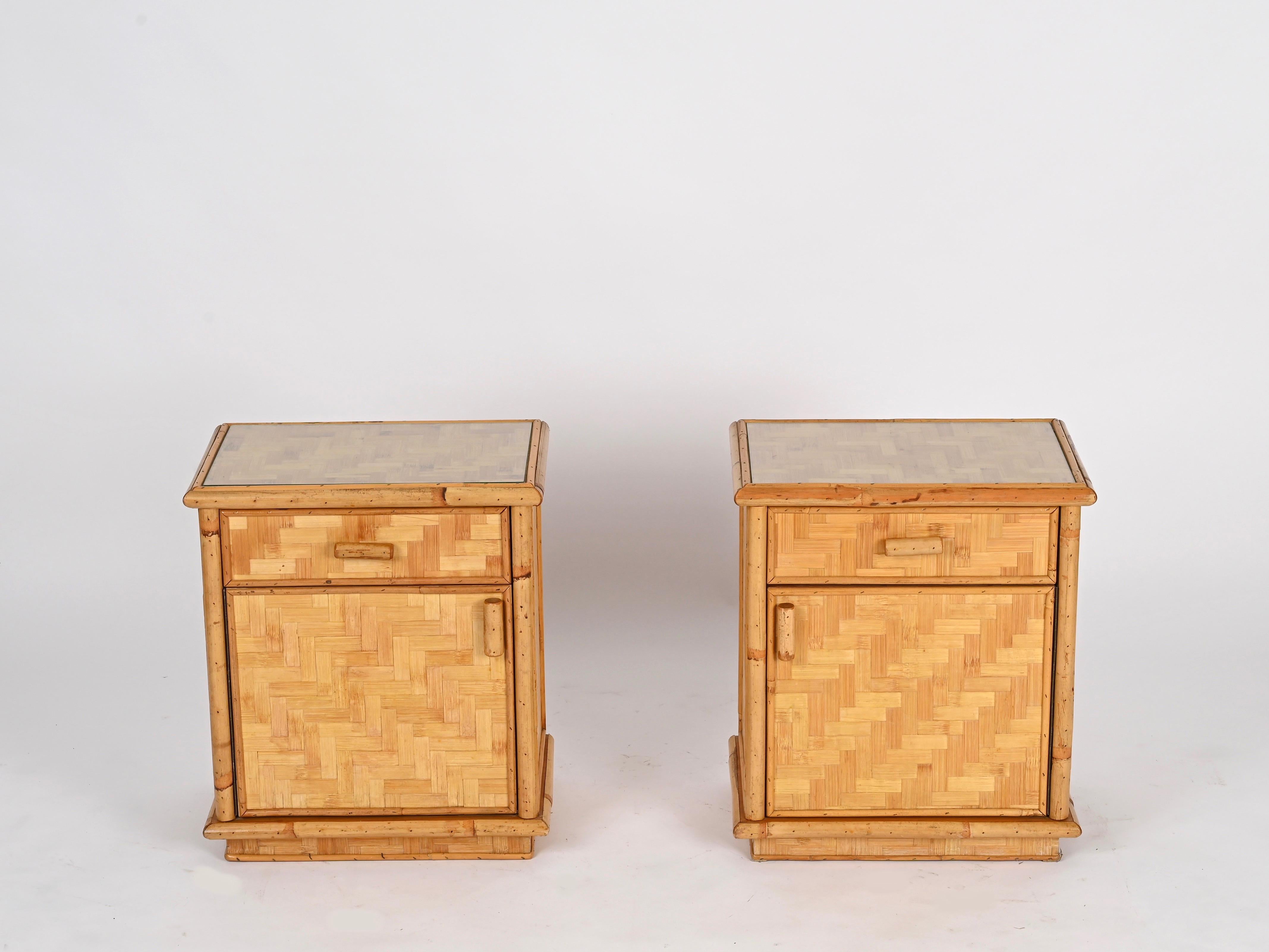 Pareja de Mesillas de Noche Riviera Francesa de Bambú, Ratán Tejido y Cristal, Italia Años 70 en venta 3