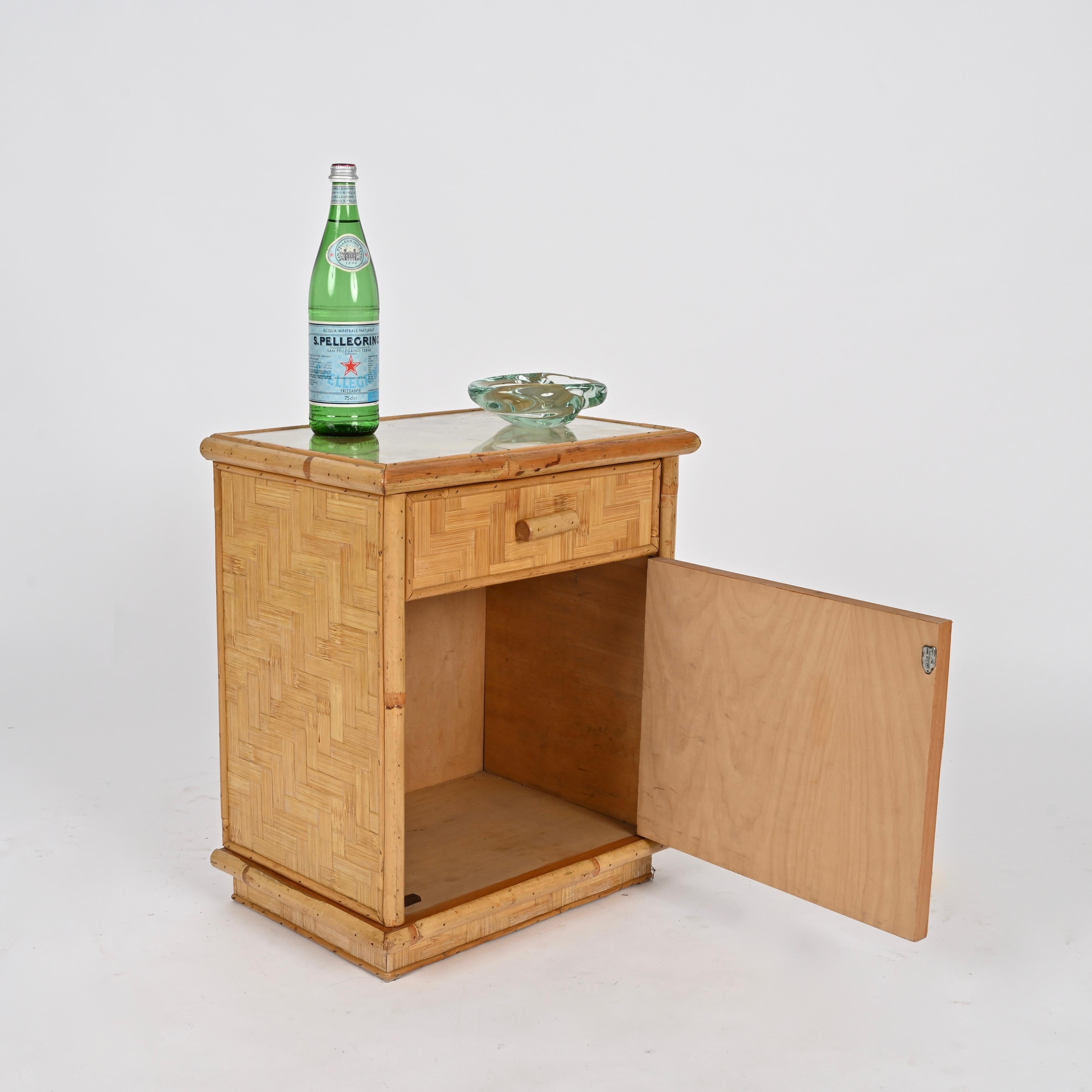 Pareja de Mesillas de Noche Riviera Francesa de Bambú, Ratán Tejido y Cristal, Italia Años 70 en venta 5