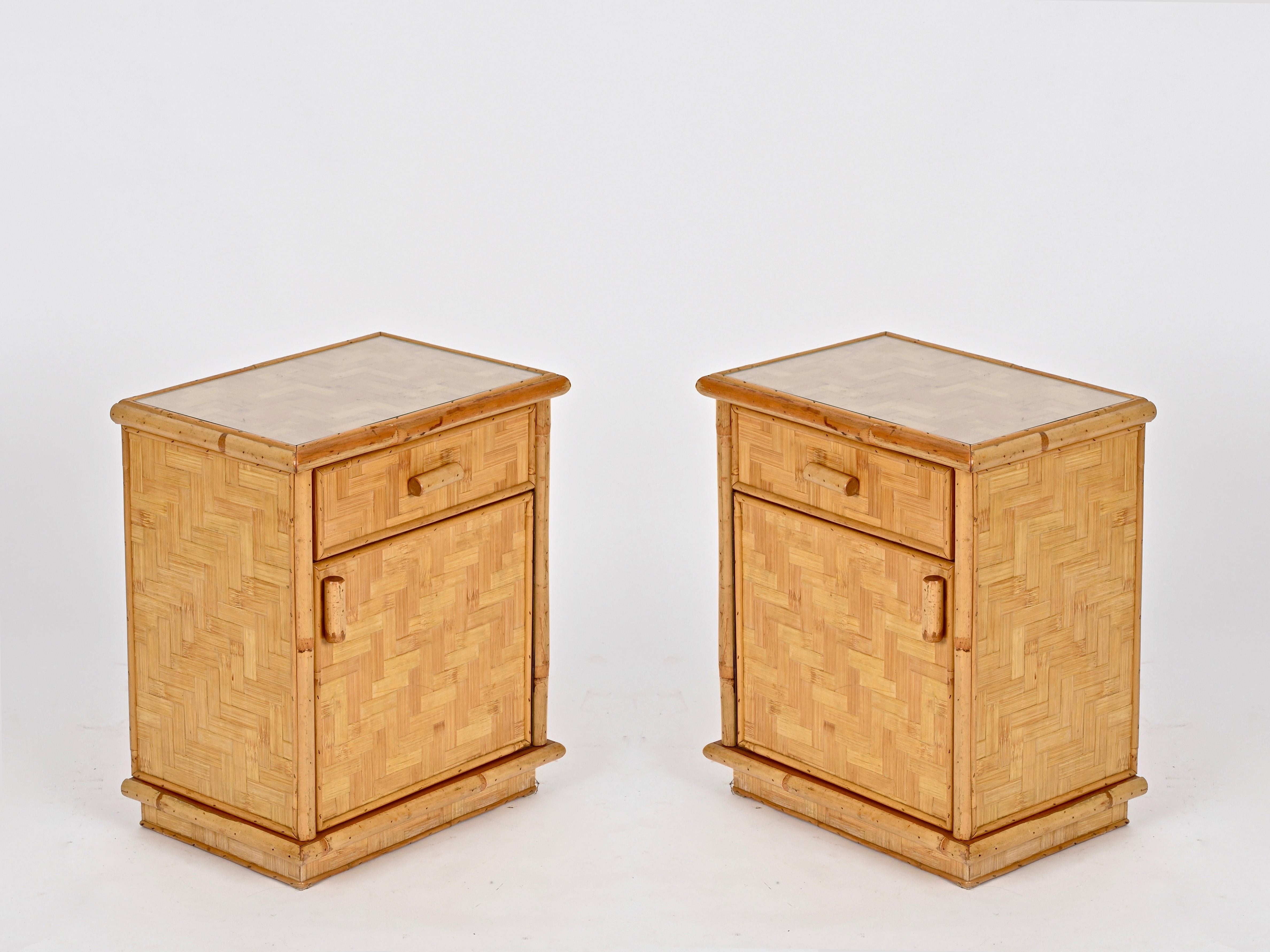 Maravillosa pareja de mesillas de noche de mediados de siglo totalmente realizadas en bambú y ratán tejido y completadas con una tapa de cristal. Estas elegantes mesas orgánicas se diseñaron en Italia en la década de 1970. 

En un estado fabuloso y