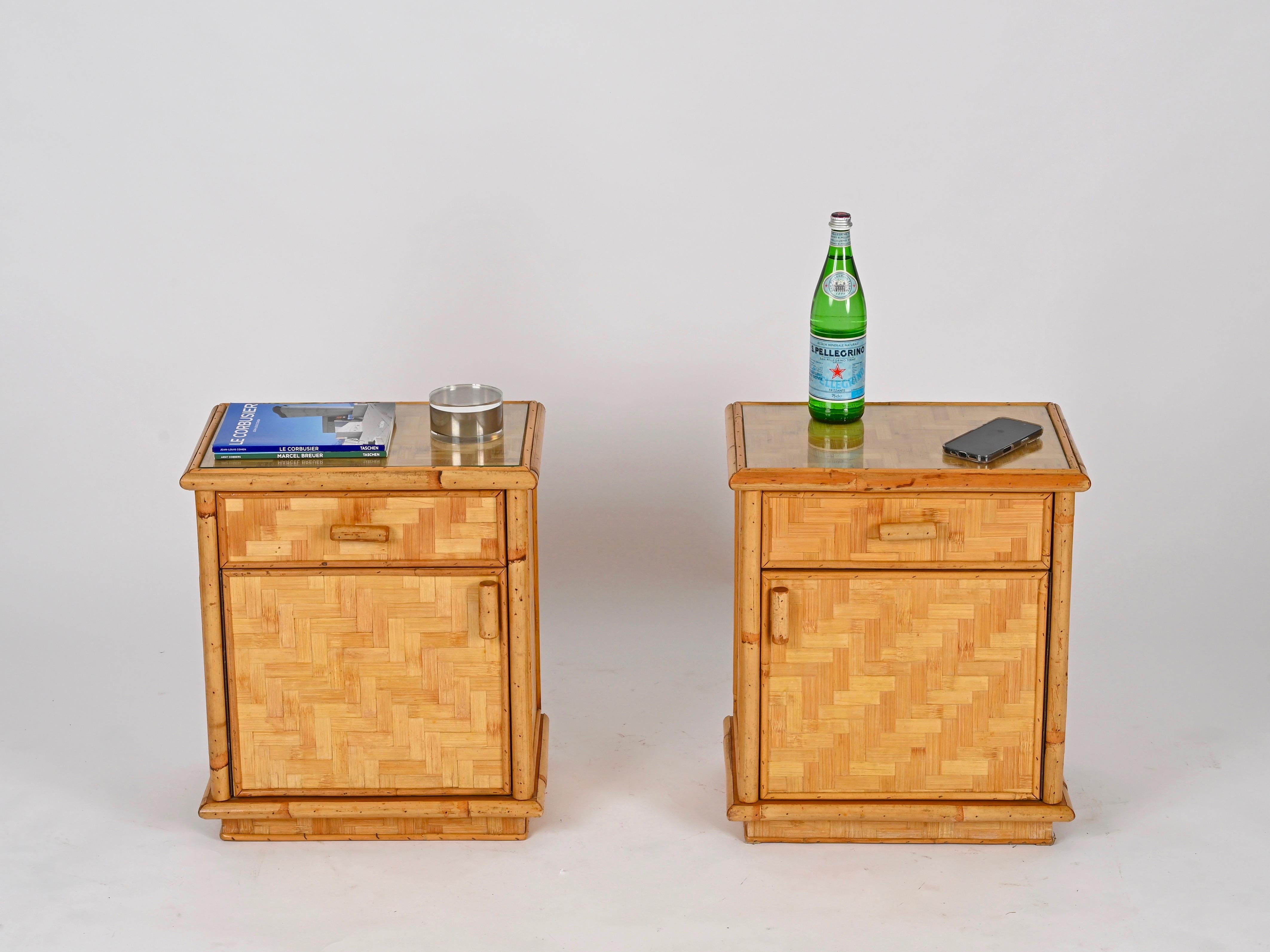 Pareja de Mesillas de Noche Riviera Francesa de Bambú, Ratán Tejido y Cristal, Italia Años 70 Moderno de mediados de siglo en venta