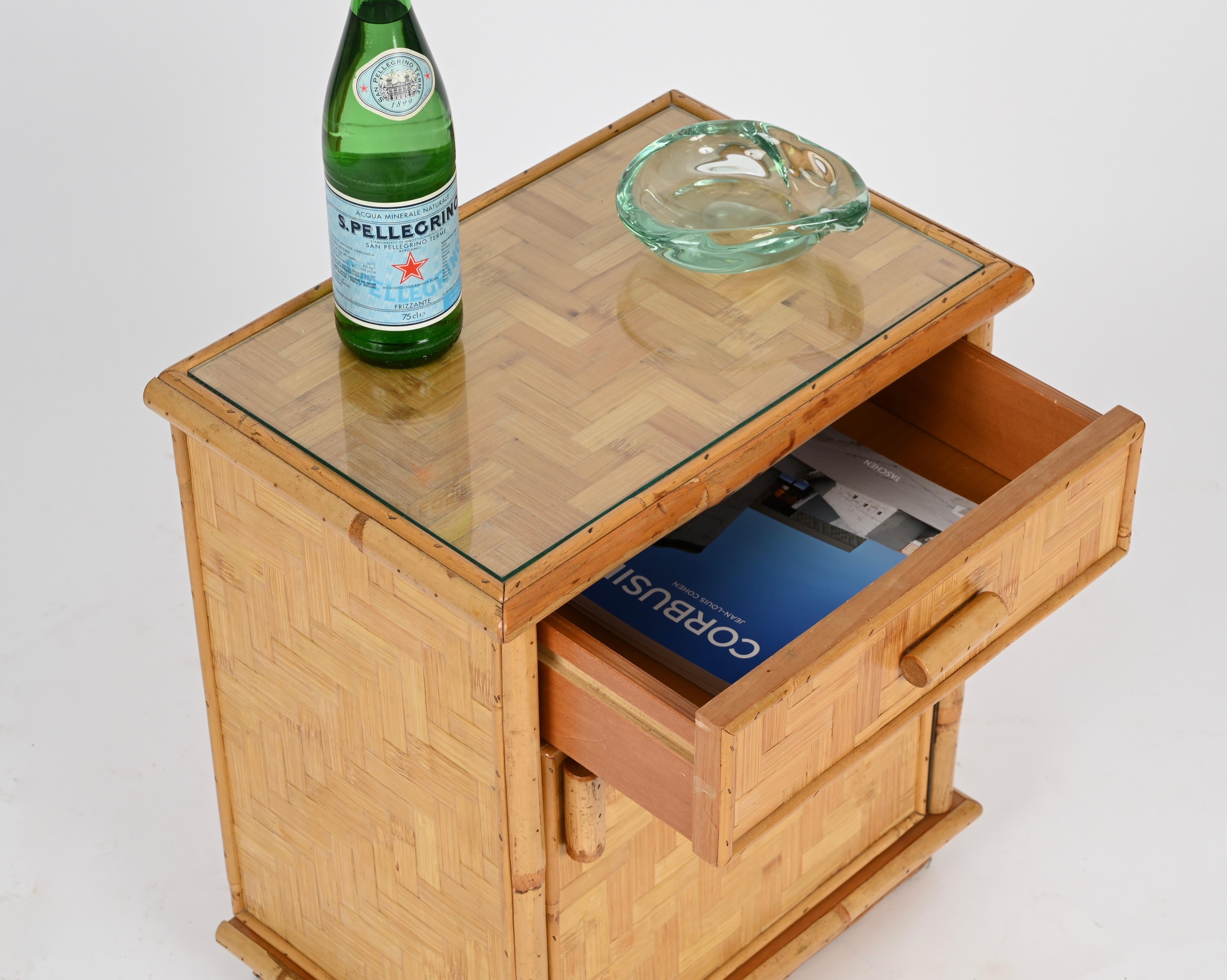 Pareja de Mesillas de Noche Riviera Francesa de Bambú, Ratán Tejido y Cristal, Italia Años 70 Hecho a mano en venta