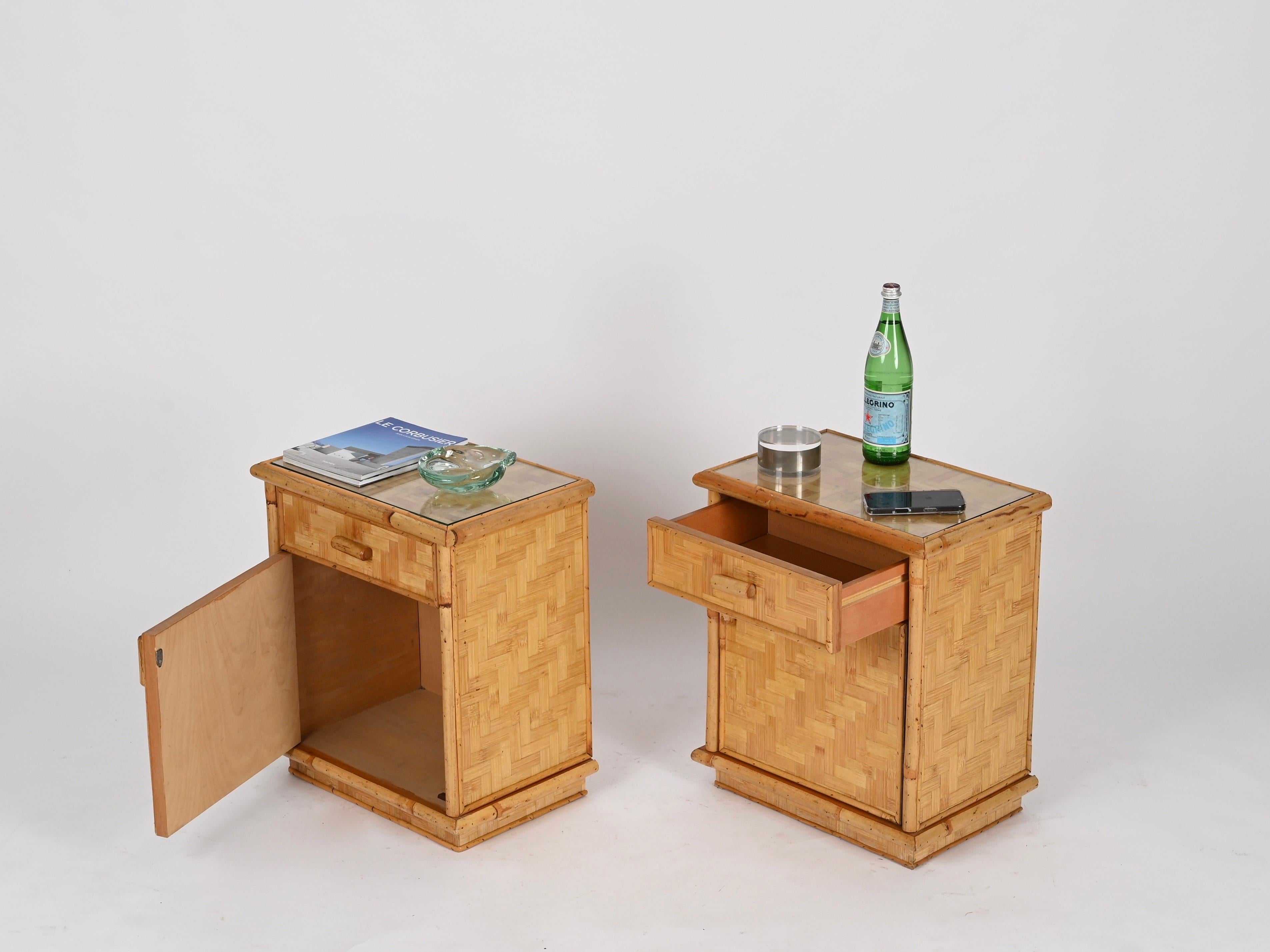 Pareja de Mesillas de Noche Riviera Francesa de Bambú, Ratán Tejido y Cristal, Italia Años 70 en venta 2