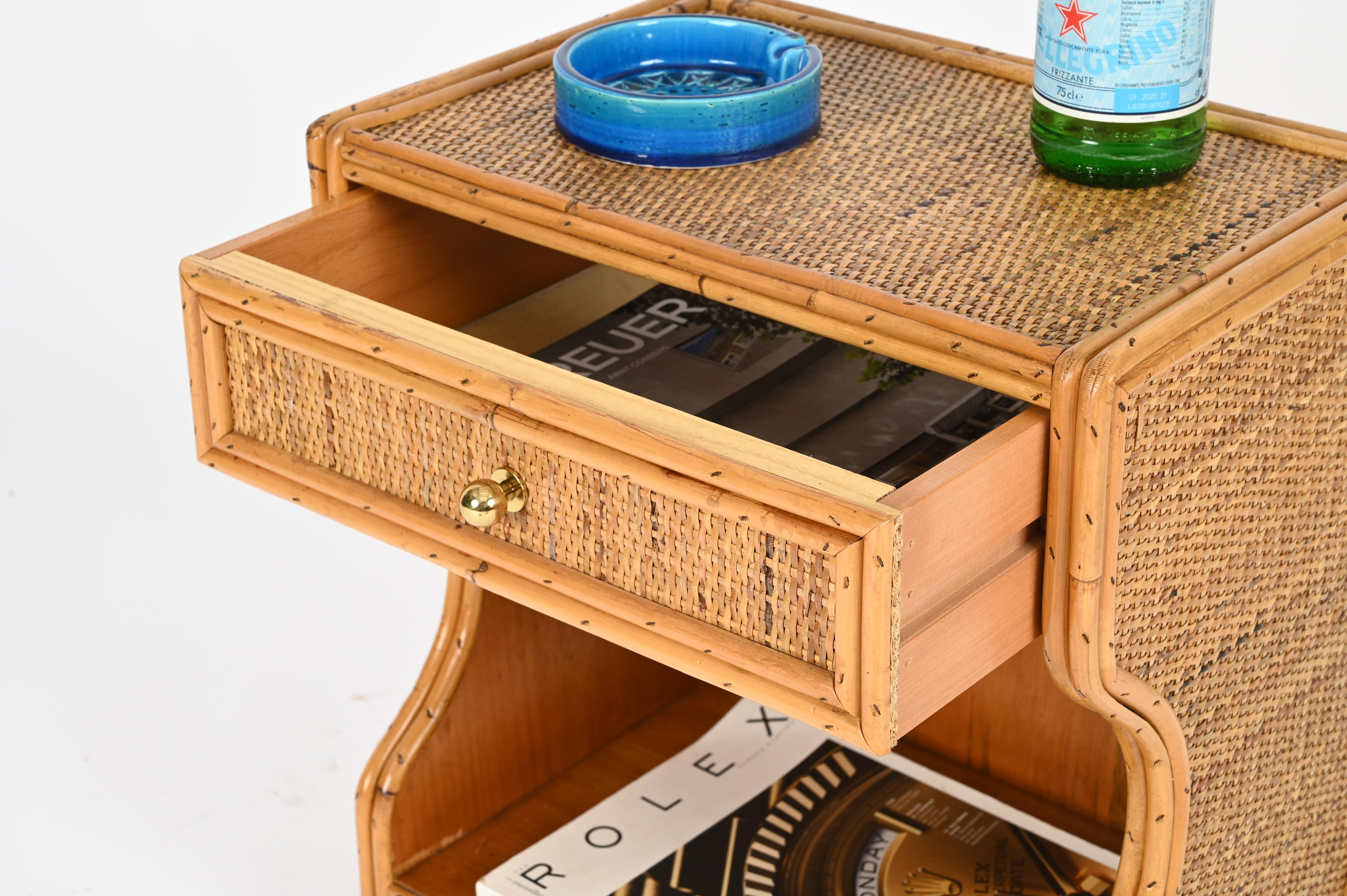 Coppia di comodini della Costa Azzurra in rattan, vimini e ottone, Italia anni '70 in vendita 2