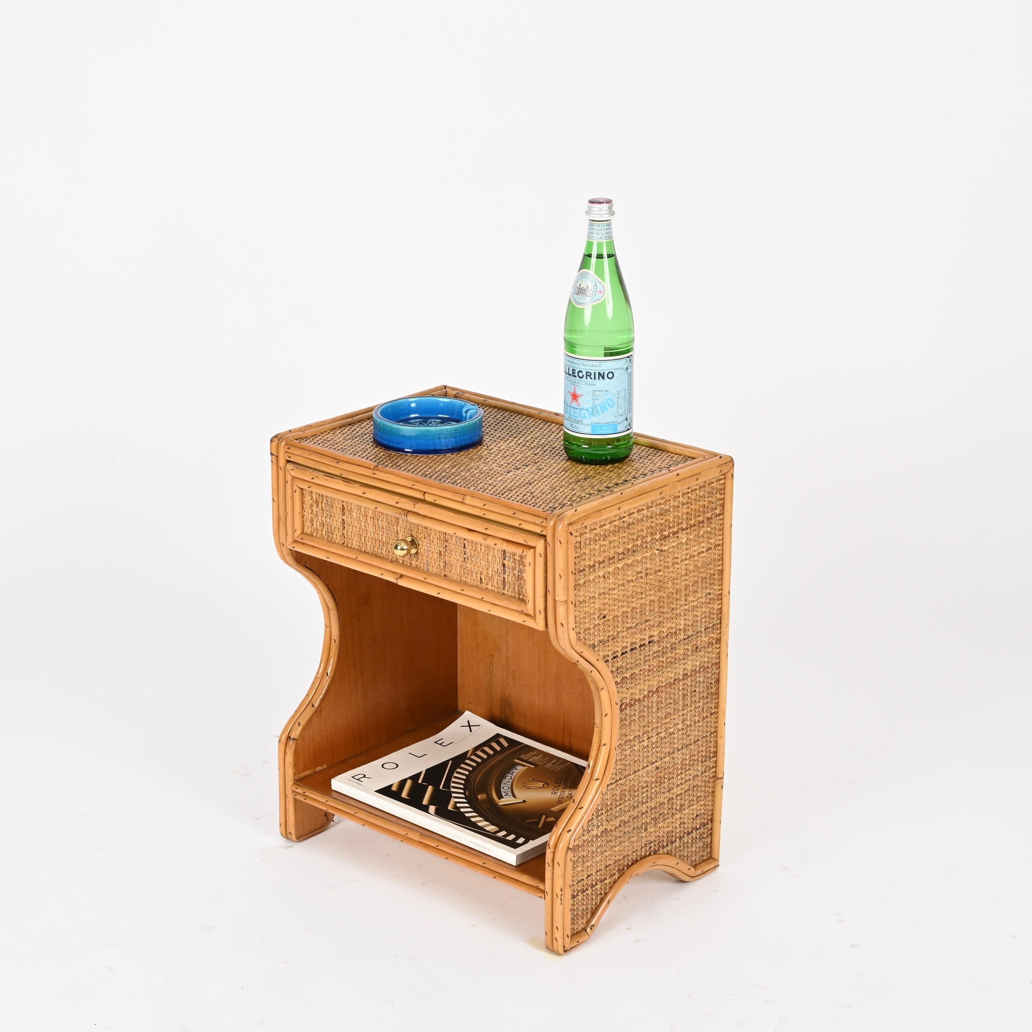 Coppia di comodini della Costa Azzurra in rattan, vimini e ottone, Italia anni '70 in vendita 3