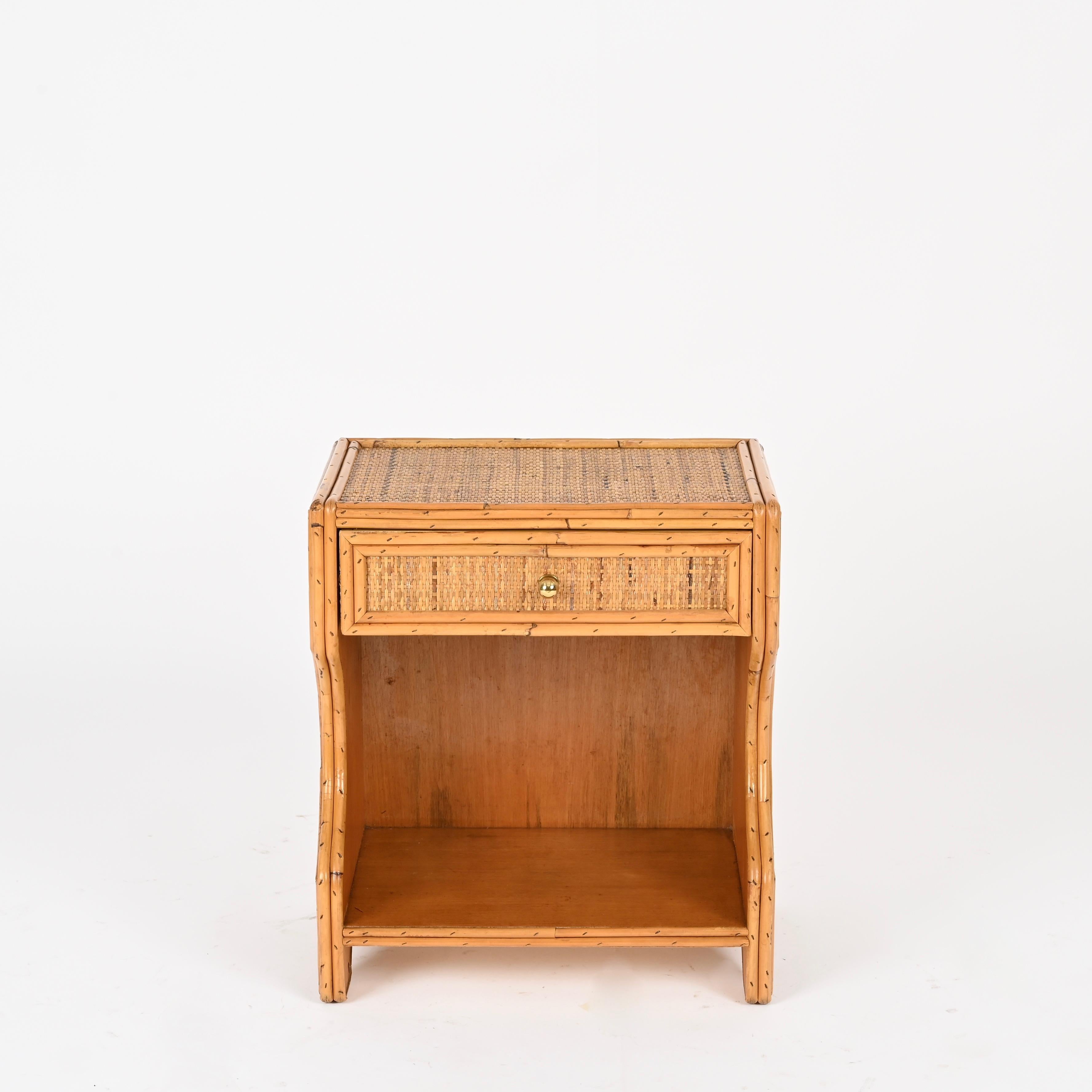Coppia di comodini della Costa Azzurra in rattan, vimini e ottone, Italia anni '70 in vendita 4
