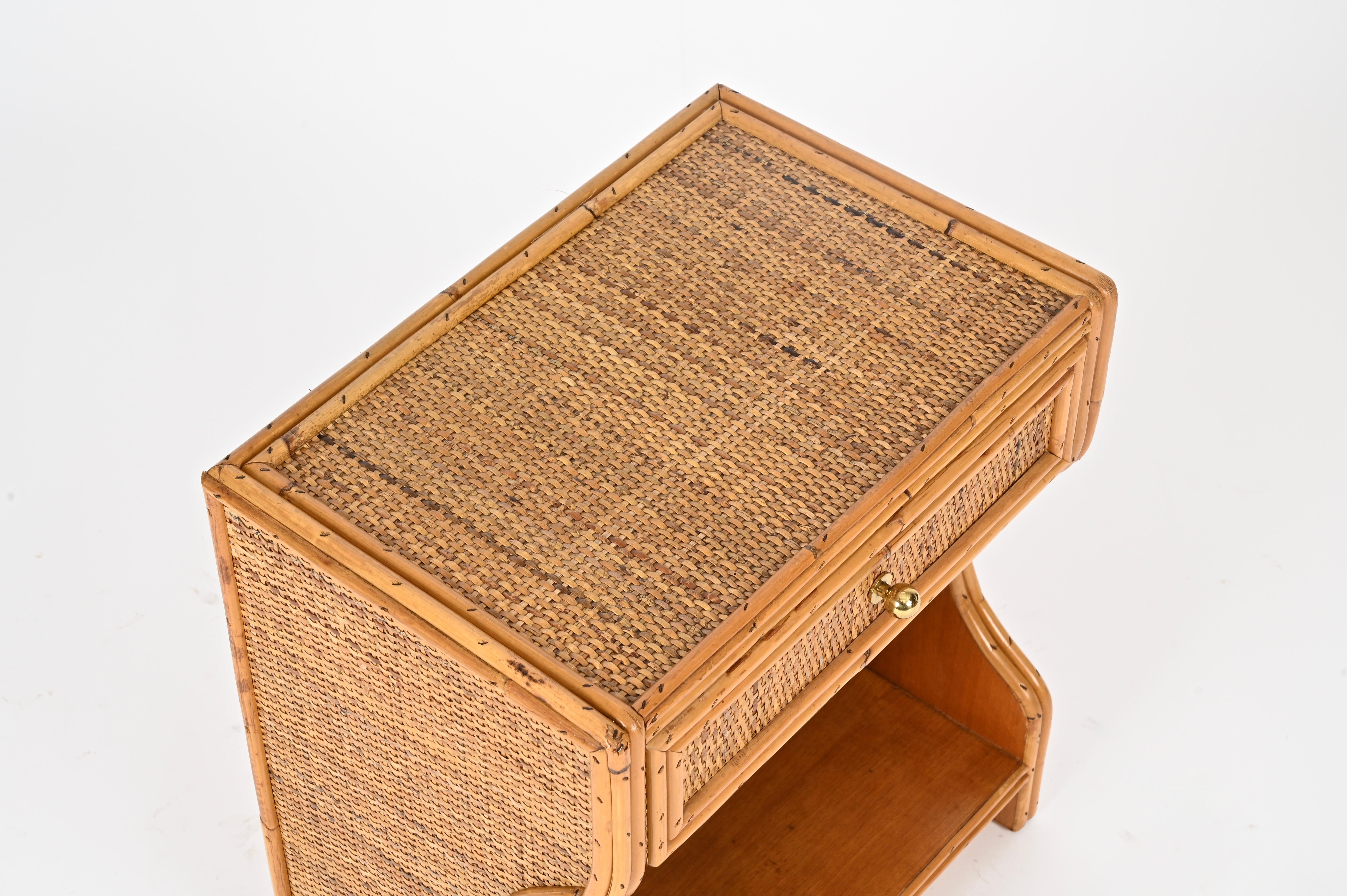 Coppia di comodini della Costa Azzurra in rattan, vimini e ottone, Italia anni '70 in vendita 5