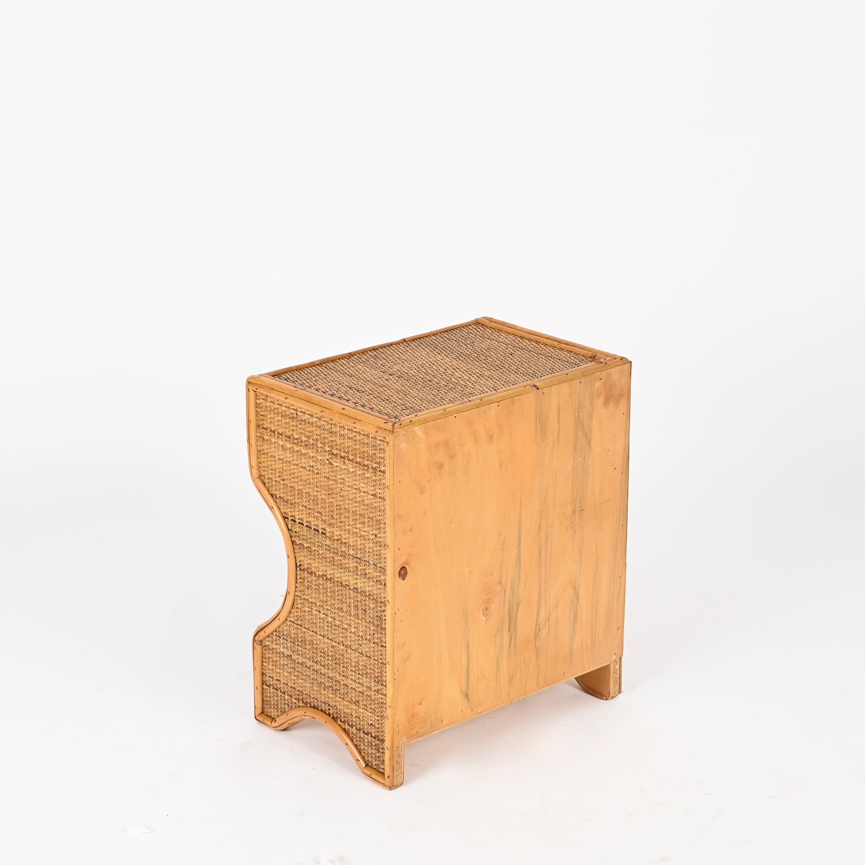 Coppia di comodini della Costa Azzurra in rattan, vimini e ottone, Italia anni '70 in vendita 6