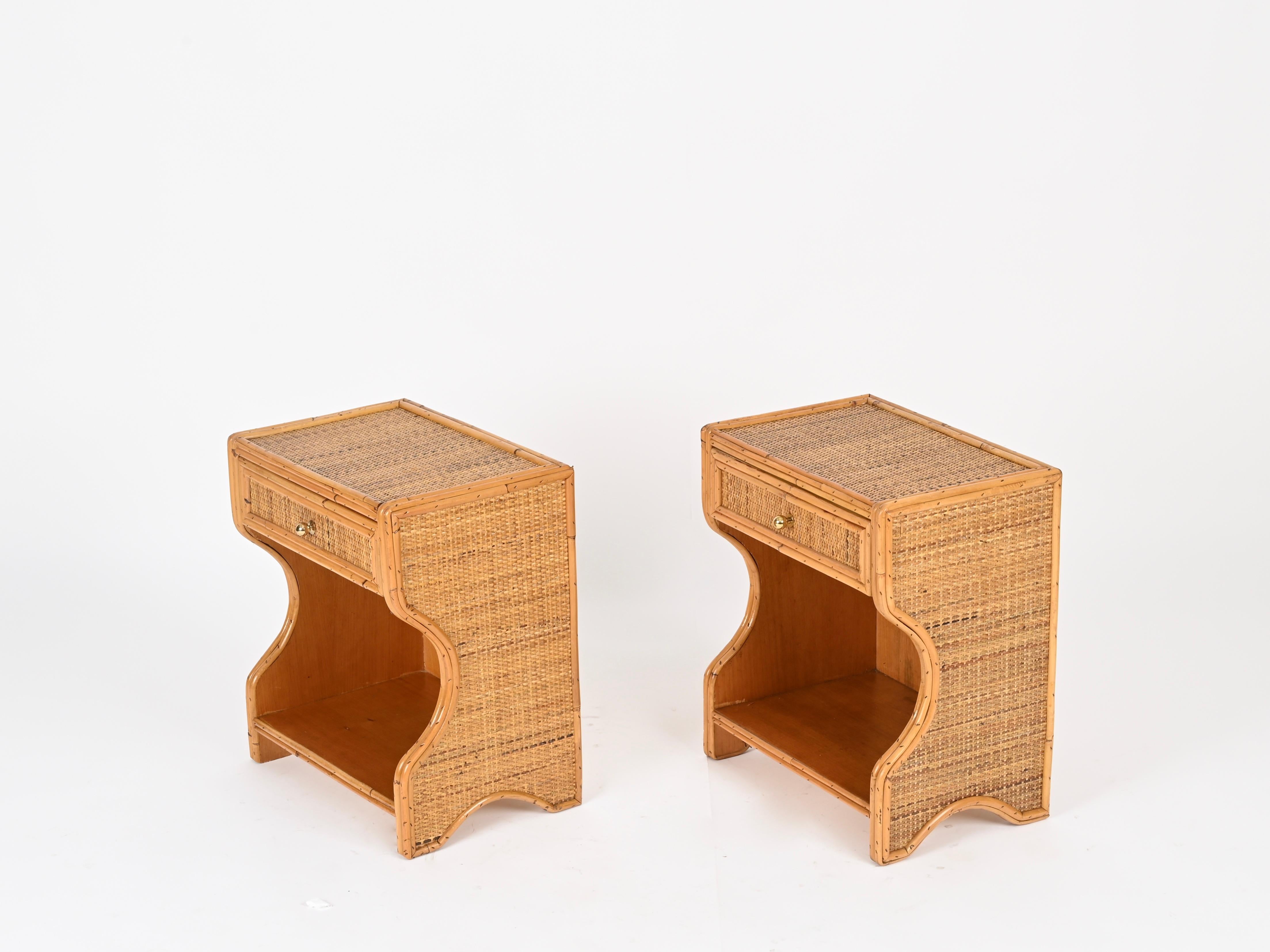 Spettacolare coppia di comodini Mid-Century in rattan curvato e vimini intrecciato, completati da pomelli in ottone massiccio. Questi pezzi incredibilmente eleganti e unici sono stati prodotti in Italia negli anni '70 da Vivai del Sud.

In