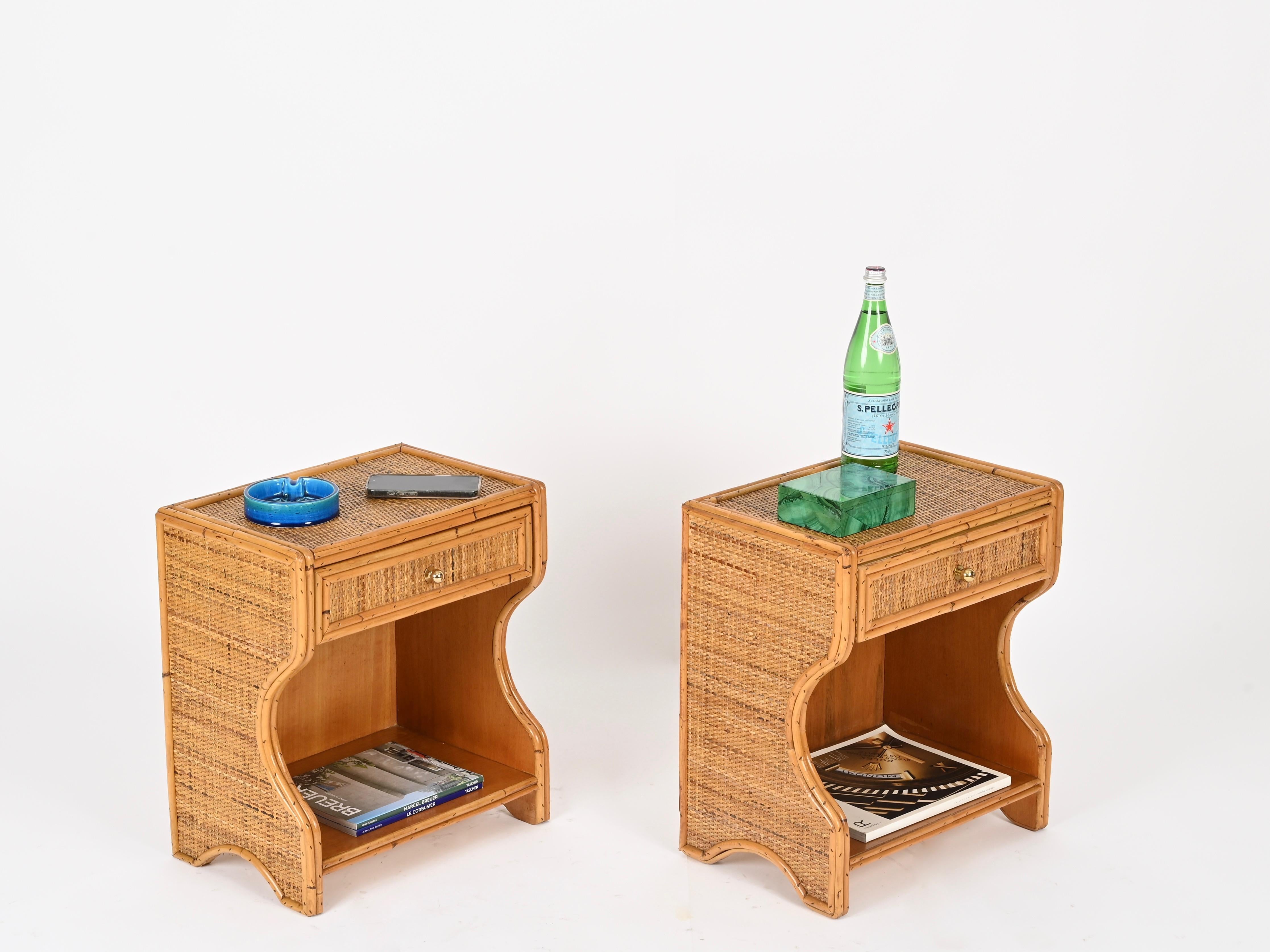 Mid-Century moderno Coppia di comodini della Costa Azzurra in rattan, vimini e ottone, Italia anni '70 in vendita