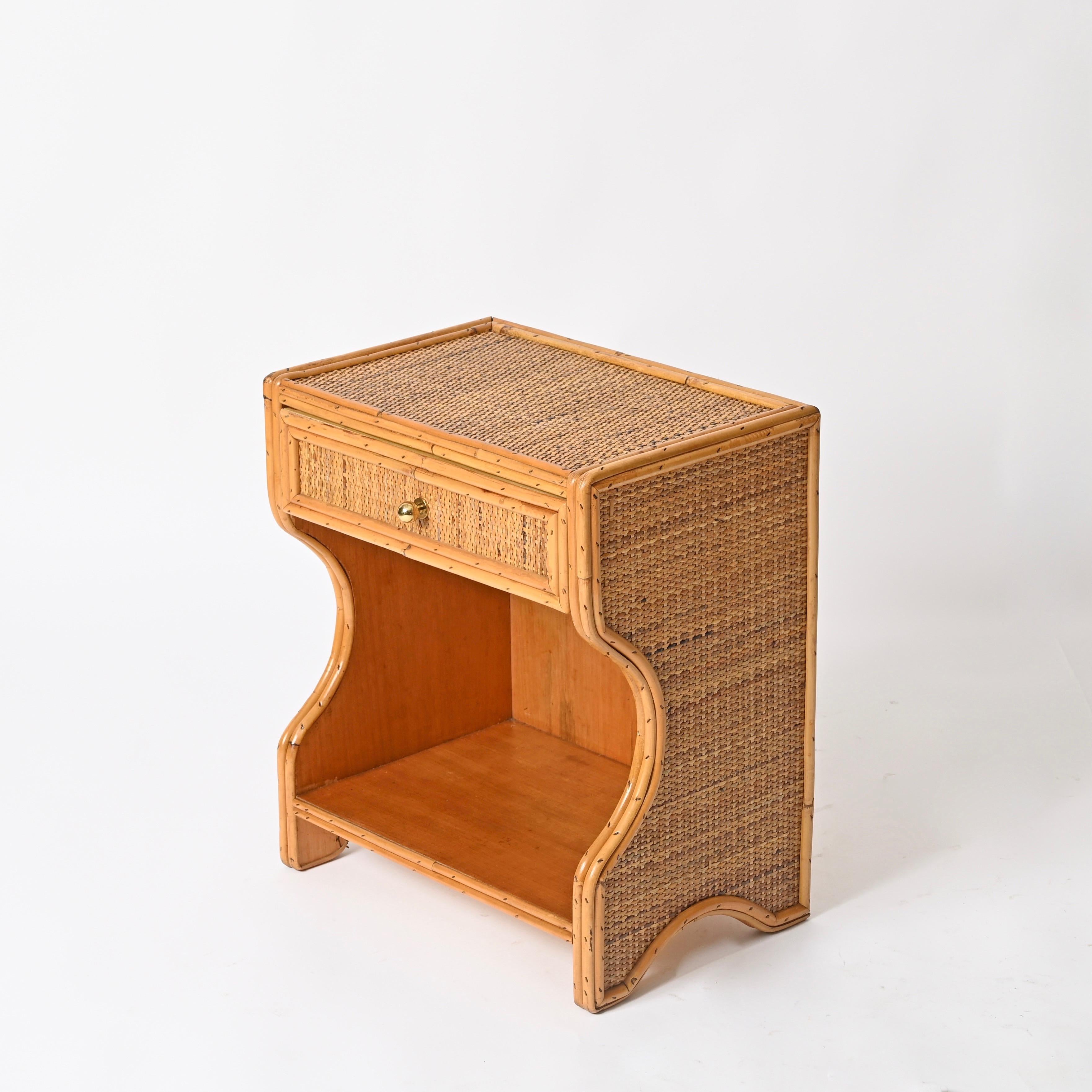 Fatto a mano Coppia di comodini della Costa Azzurra in rattan, vimini e ottone, Italia anni '70 in vendita